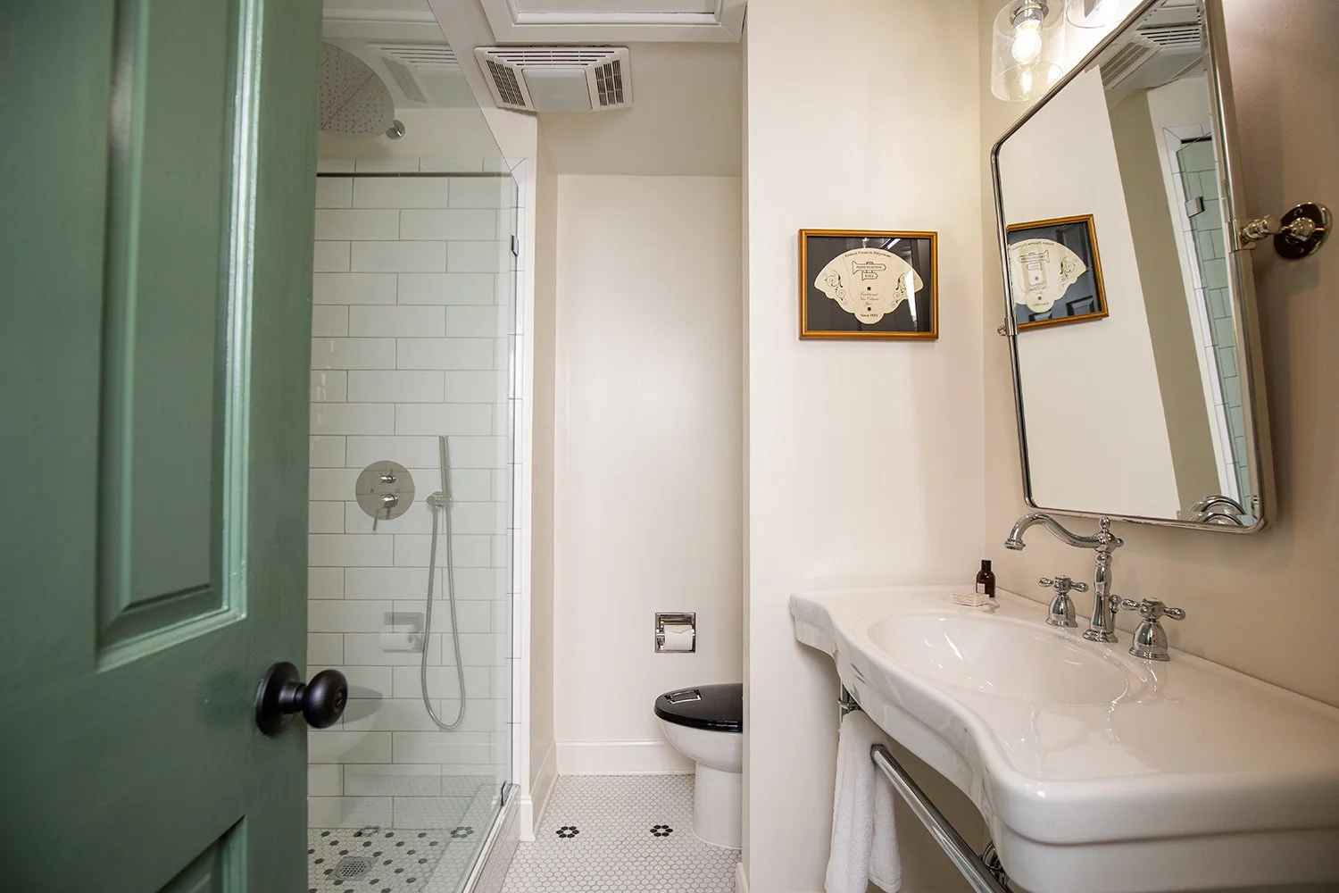 courtyard king bathroom.jpg