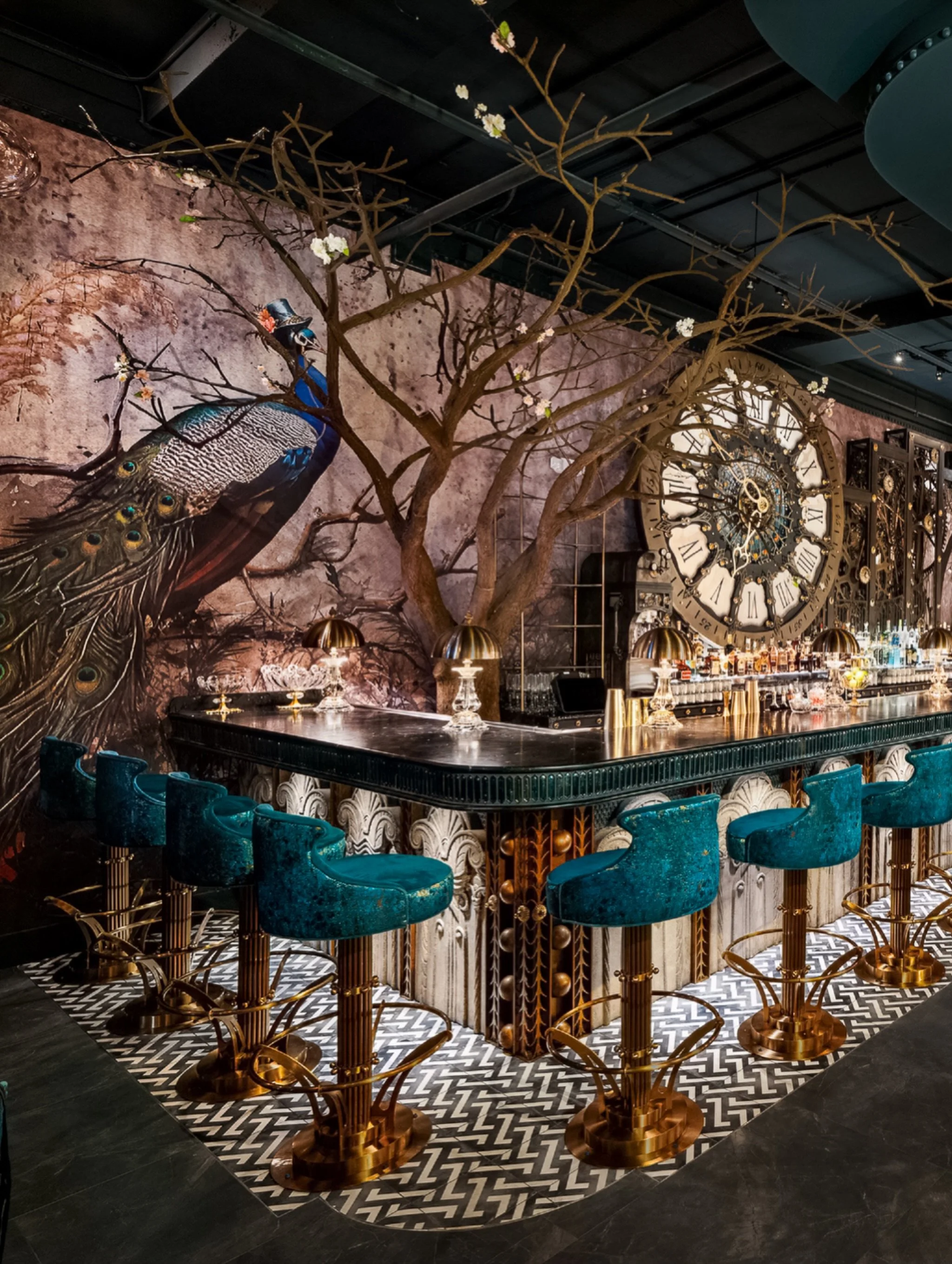 Art Deco, steampunk, and a Great Gatsby fever dream all wrapped into one restaurant.

That&rsquo;s ėTHėRėAL in Pineapple Grove. Somehow it works and it was fun as hell to photograph.

Everywhere I looked at @etherealdelray, I was mesmerized. 

Sculpt