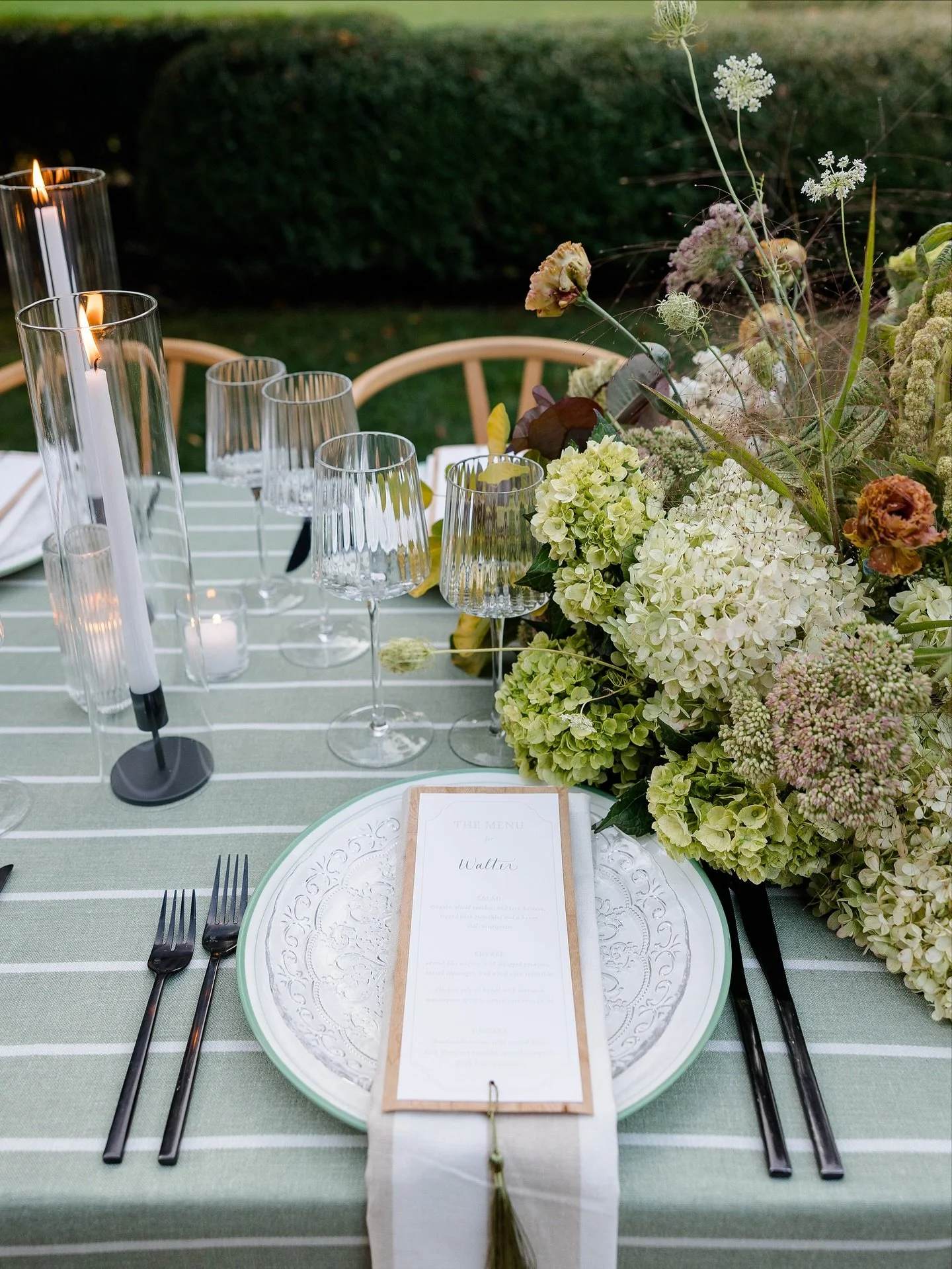 A table transition from day to night - just a glimpse at this stunning shoot I was able to be a part of with @alysiakristanphoto and @ashleycampbellevents ✨ More to come from the day at this incredible property. 

Venue: @weddingsatthemountlenox 
Pla