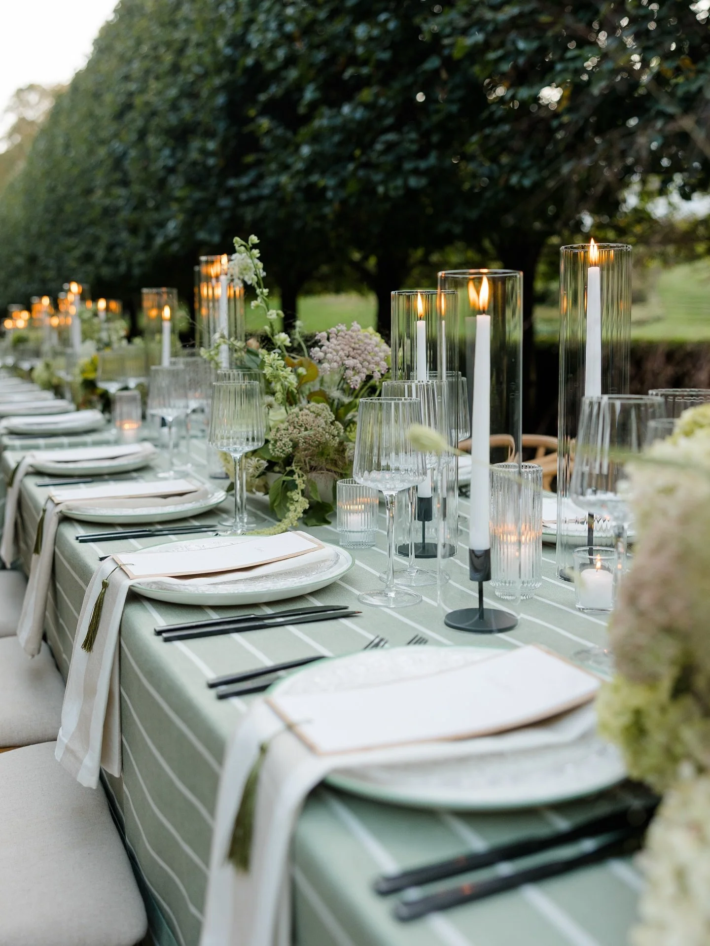 Now on the blog - a full look at this stunning shoot hosted at @weddingsatthemountlenox ✨ The historic property was the perfect backdrop as we channeled a design that blended classic elegance and organic textures with a cool-girl vibe. 

I had the jo
