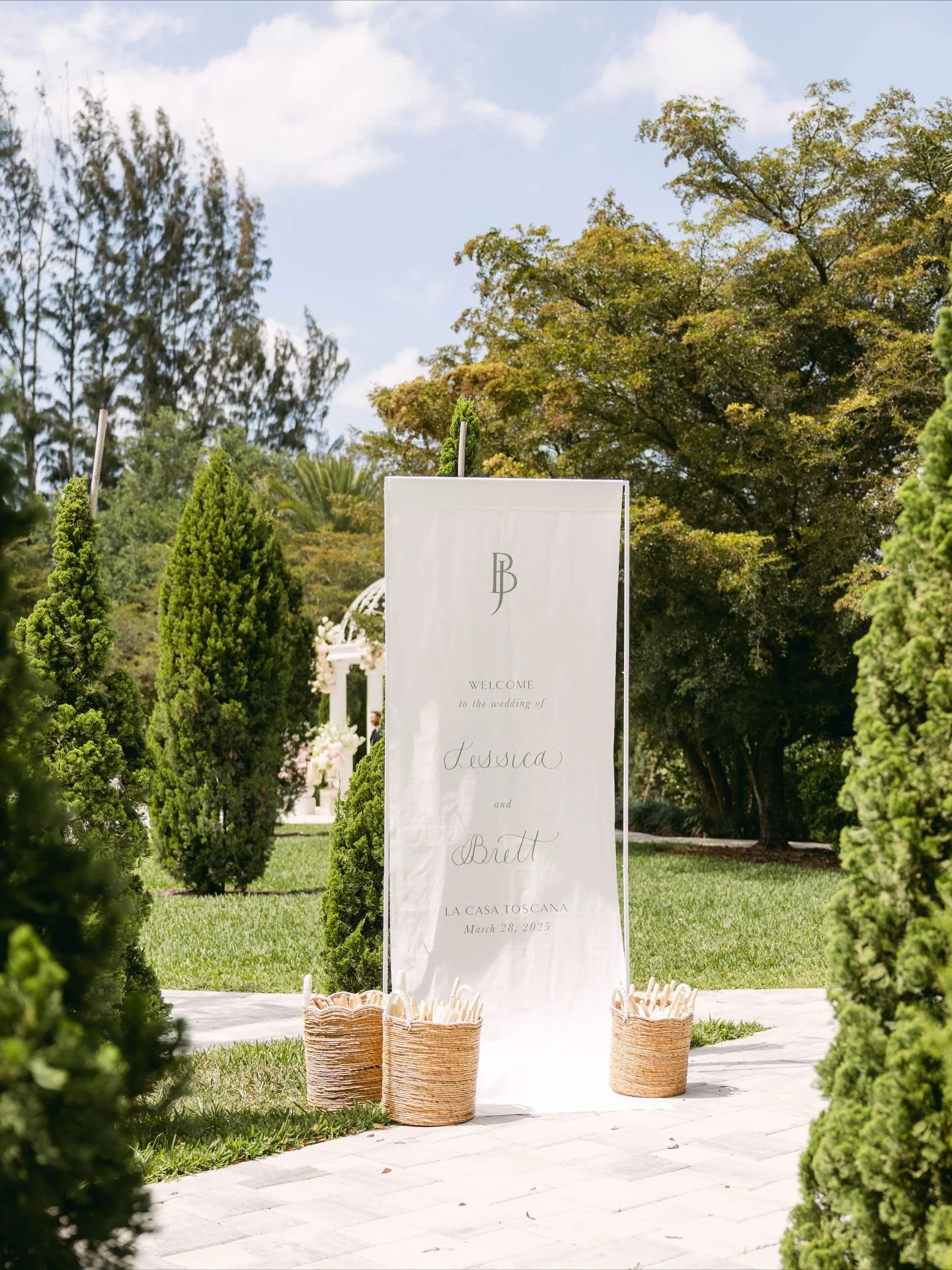 Such a fun surprise seeing J&amp;B&rsquo;s wedding day featured in @stylemepretty earlier this week! I always love looking back on the photos from this beautiful day - the perfect way to kick off my 2025 season this past March.

Venue: @lacasatoscana