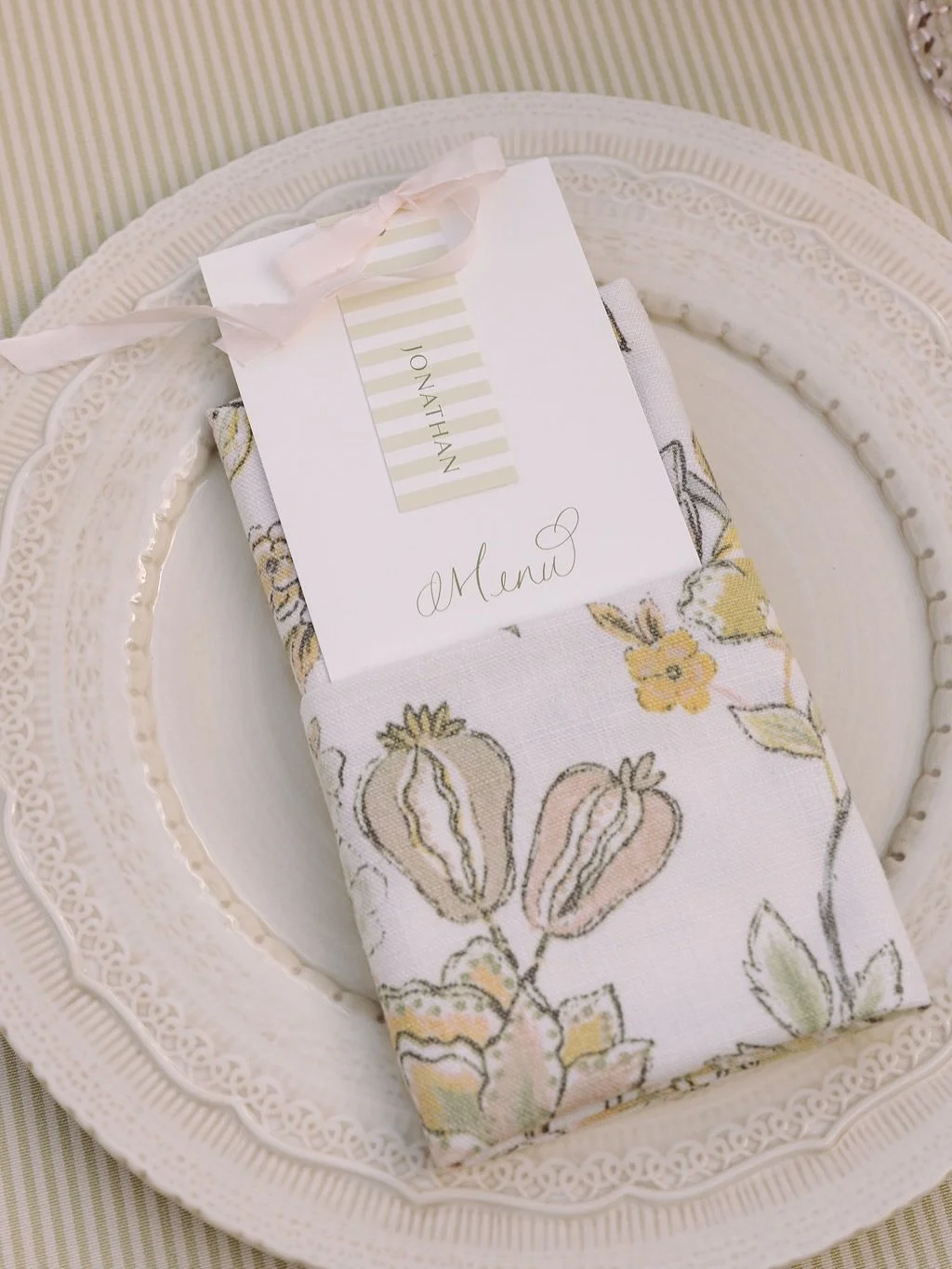 A few snaps from Lexi &amp; J&rsquo;s table design. For these menus, each ribbon color served as a meal indicator for the catering team. A blend of beauty and function - what design is all about. 

Venue: @lacasatoscana 
Planning &amp; Design: @faith