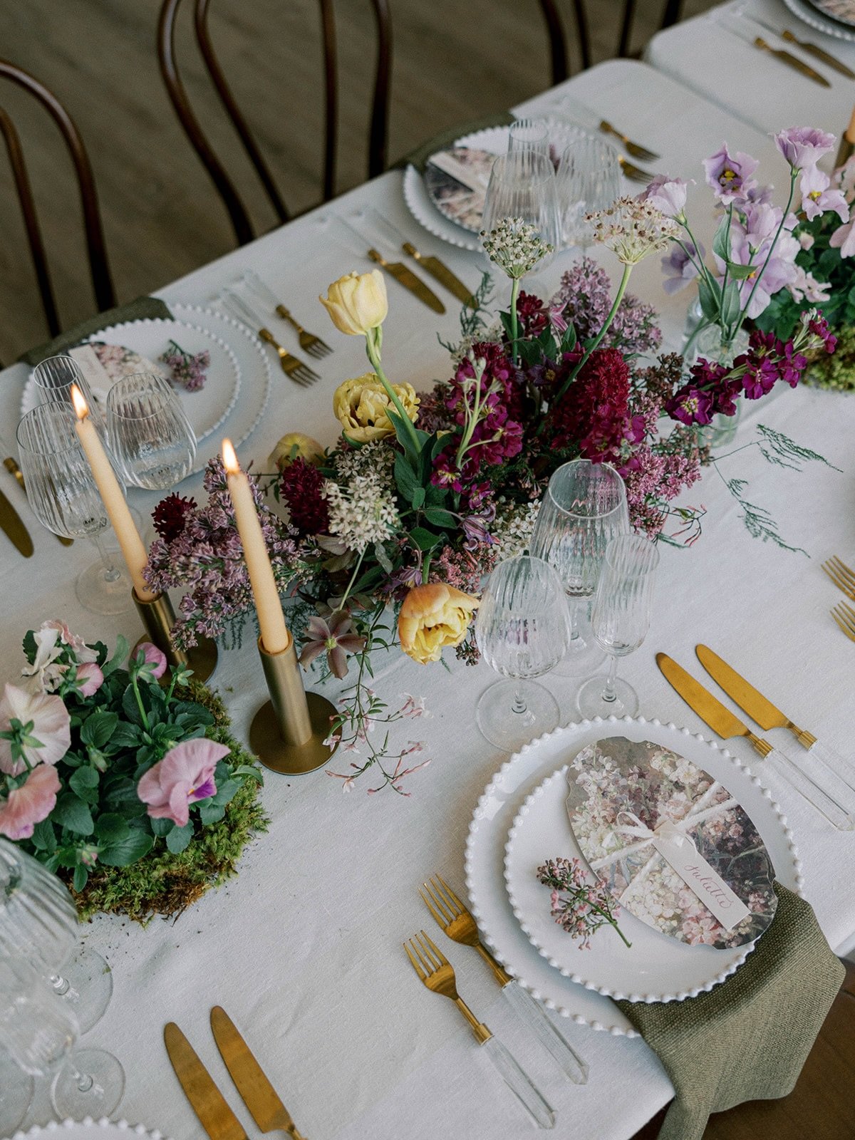 A design that will forever hold a special place in my heart - this Parisian cafe inspired editorial. It was chic, yet organic and lush, pairing fine art with a modern twist. 

Planning &amp; Design: @mirtheventsco 
Photography &amp; Videography: @meg