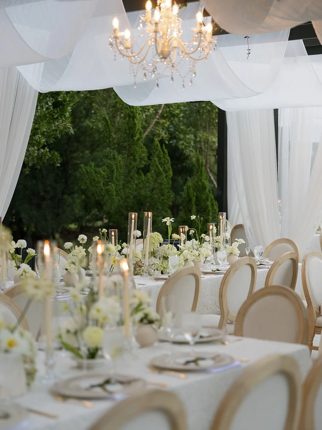 Elizabeth and Kenny&rsquo;s reception - warm candlelight, celebration, and an intentional table design. Each oval menu was tied with mossy green satin ribbon, hot foiled by hand with each guest&rsquo;s name in calligraphy. 

Venue: @lacasatoscana 
Ph