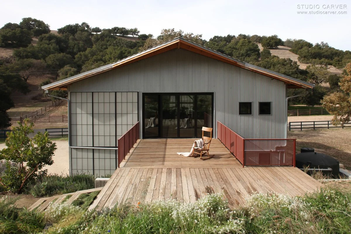 A mesmerizing fusion of contemporary design and rustic charm. Discover the captivating transformation of this rehabilitated barn by Studio Carver in Carmel.