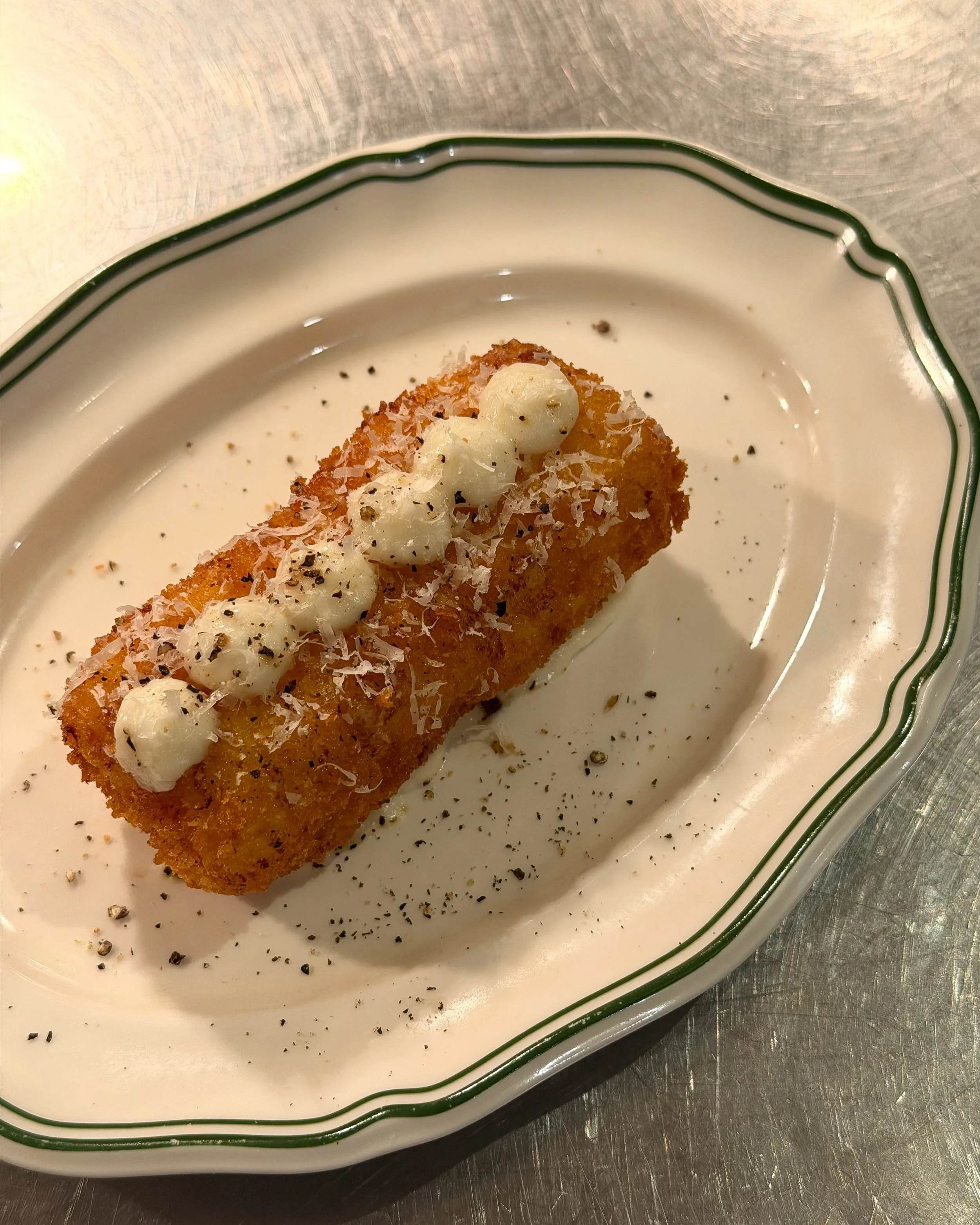 Pasta Fritta.
Made with premium carnaroli rice, b&eacute;chamel, pecorino romano and black pepper, with a young Sardinian pecorino at the centre for the perfect stretchy filling.
Finished golden and crisp.