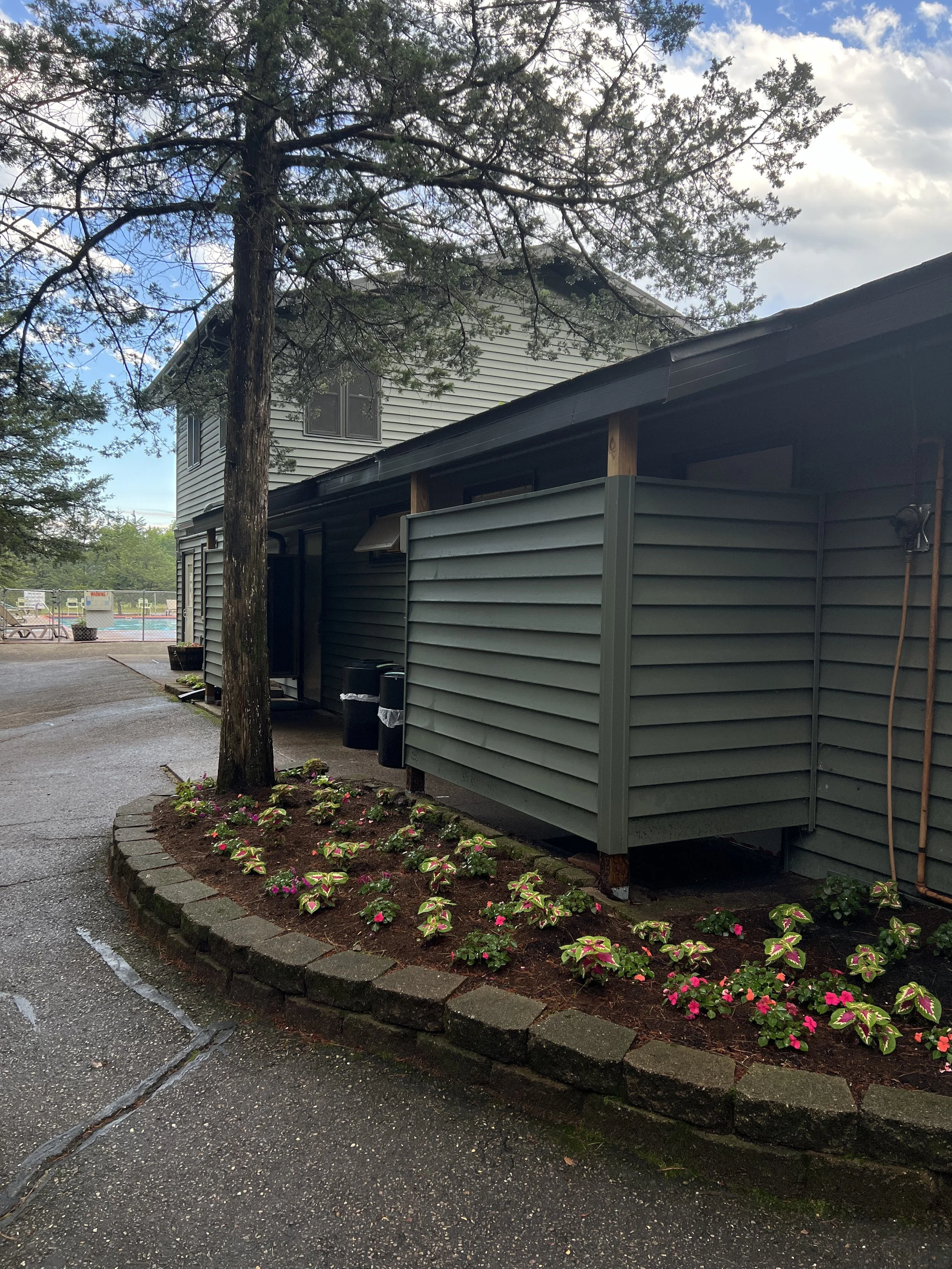 clean, hot showers at front bathhouse with flowers