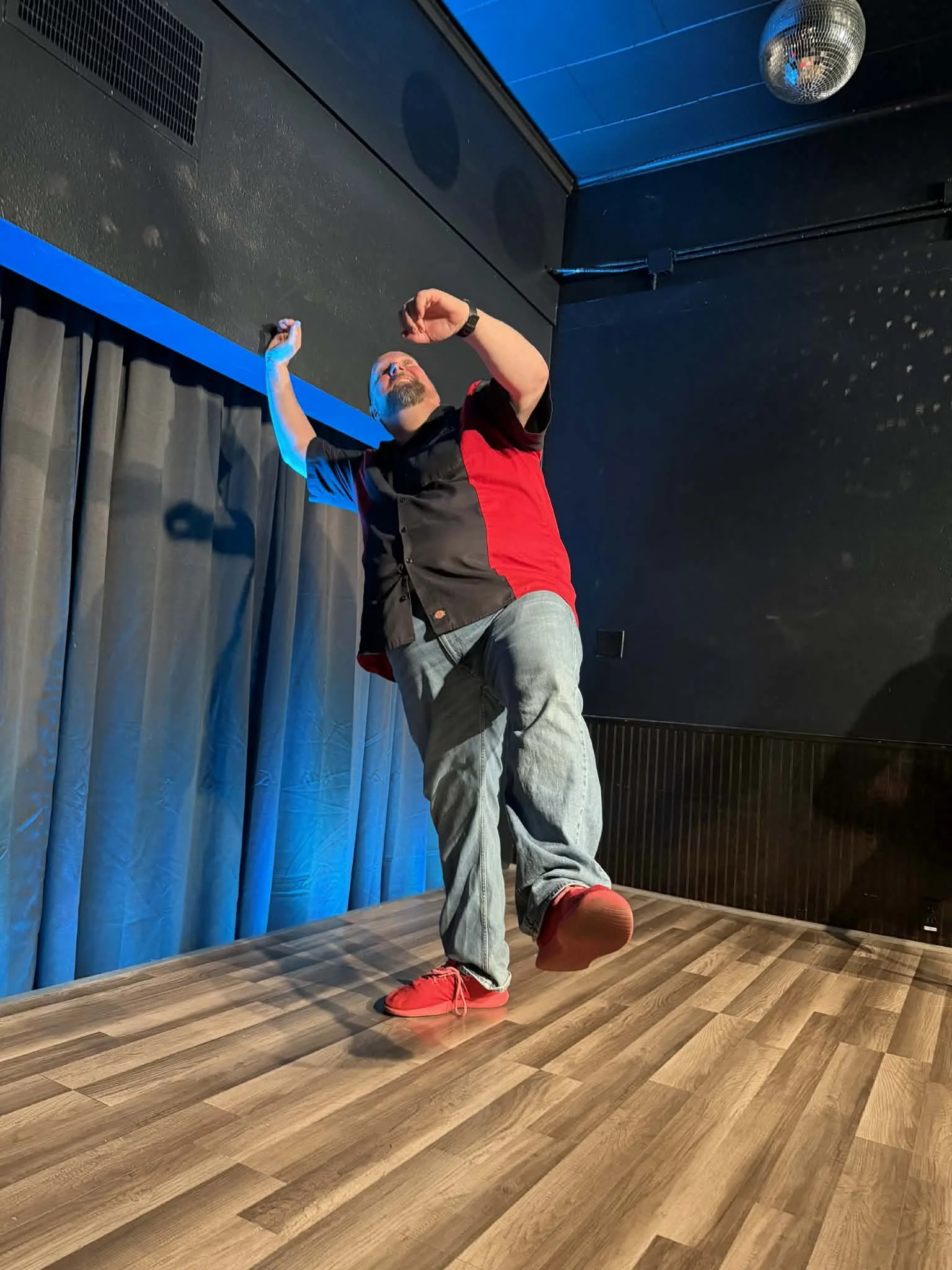 Paul stuck waiting for the scene to start, cause an emcee can do what she wants in improv comedy. Yes and Billings MT!