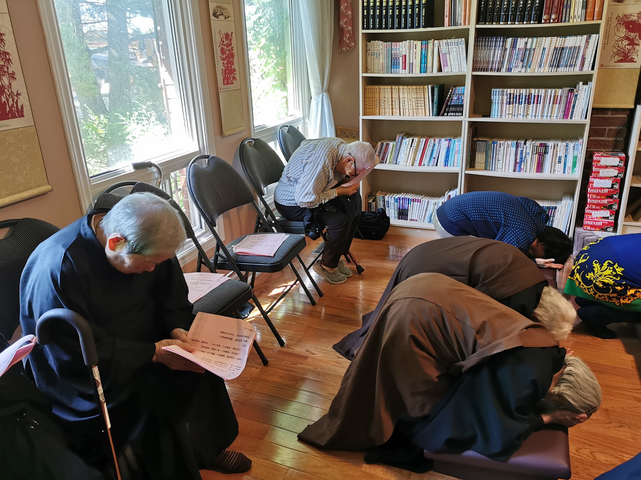 Practicum student’s first workshop: Reuniting with Joy - Elderly attended the temple ritual after long-time absence