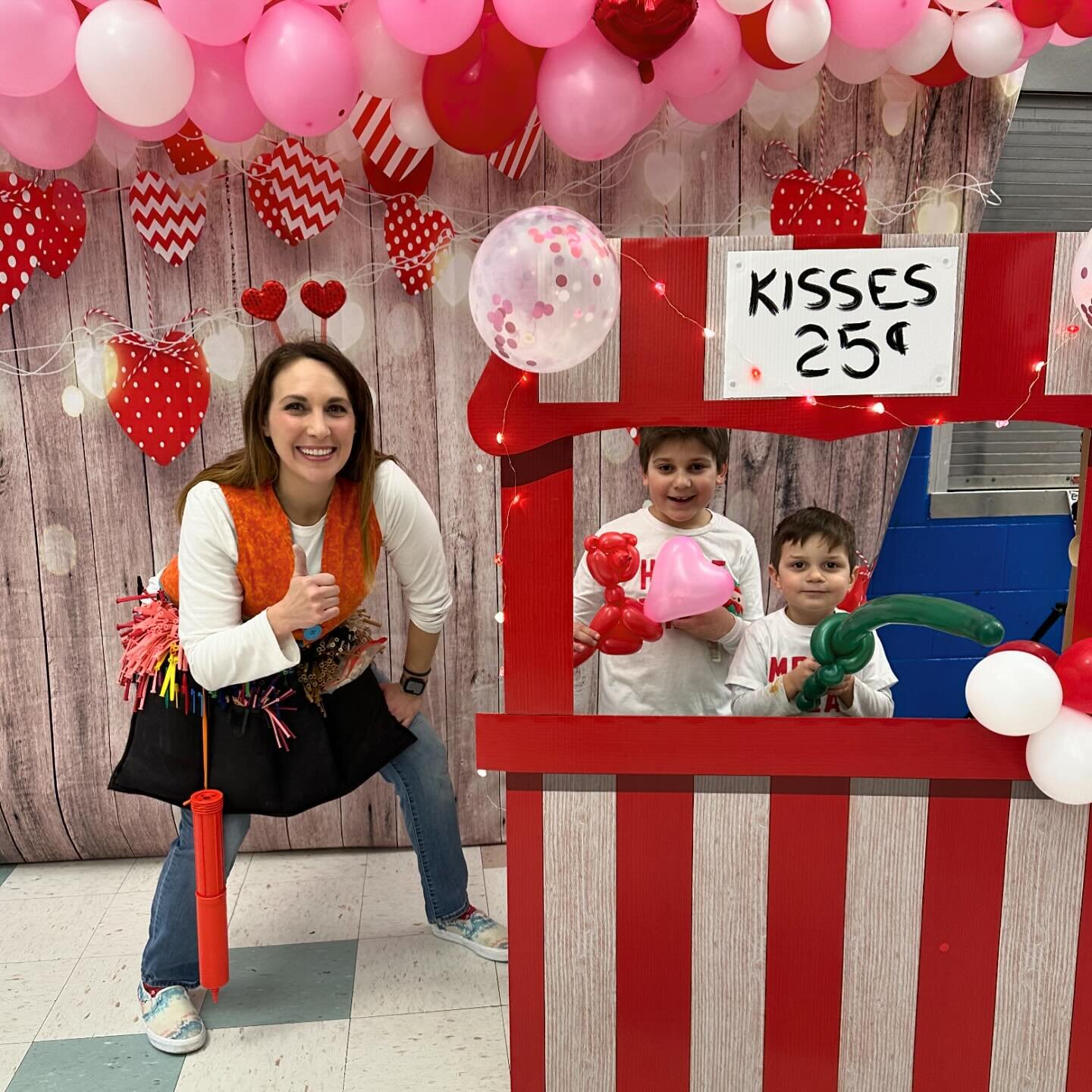 I had so much fun tonight at the Valentine&rsquo;s Day BINGO event for Pleasant Valley School! ❤️💝 🎈 

#balloons #balloontwisting #balloontwister.  #balloonartist #balloontwisting #entertainment #partyentertainer #southnjentertainer #bestofgloucest