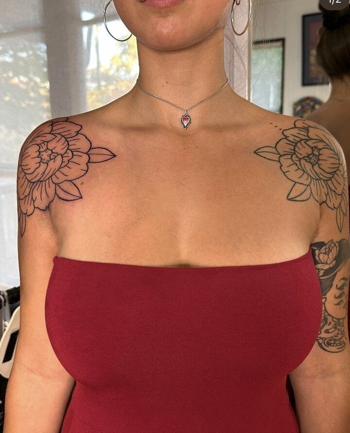 Beautiful #matchingtattoos on the shoulders by the talented @mayagilmourtattoos ⁠
⁠
What flower would you get tattooed by Maya? Let us know in the comments! ⁠
⁠
.⁠
.⁠
⁠
Please contact artists directly for bookings!⁠
⁠
Made on the Sunshine Coast Hinte