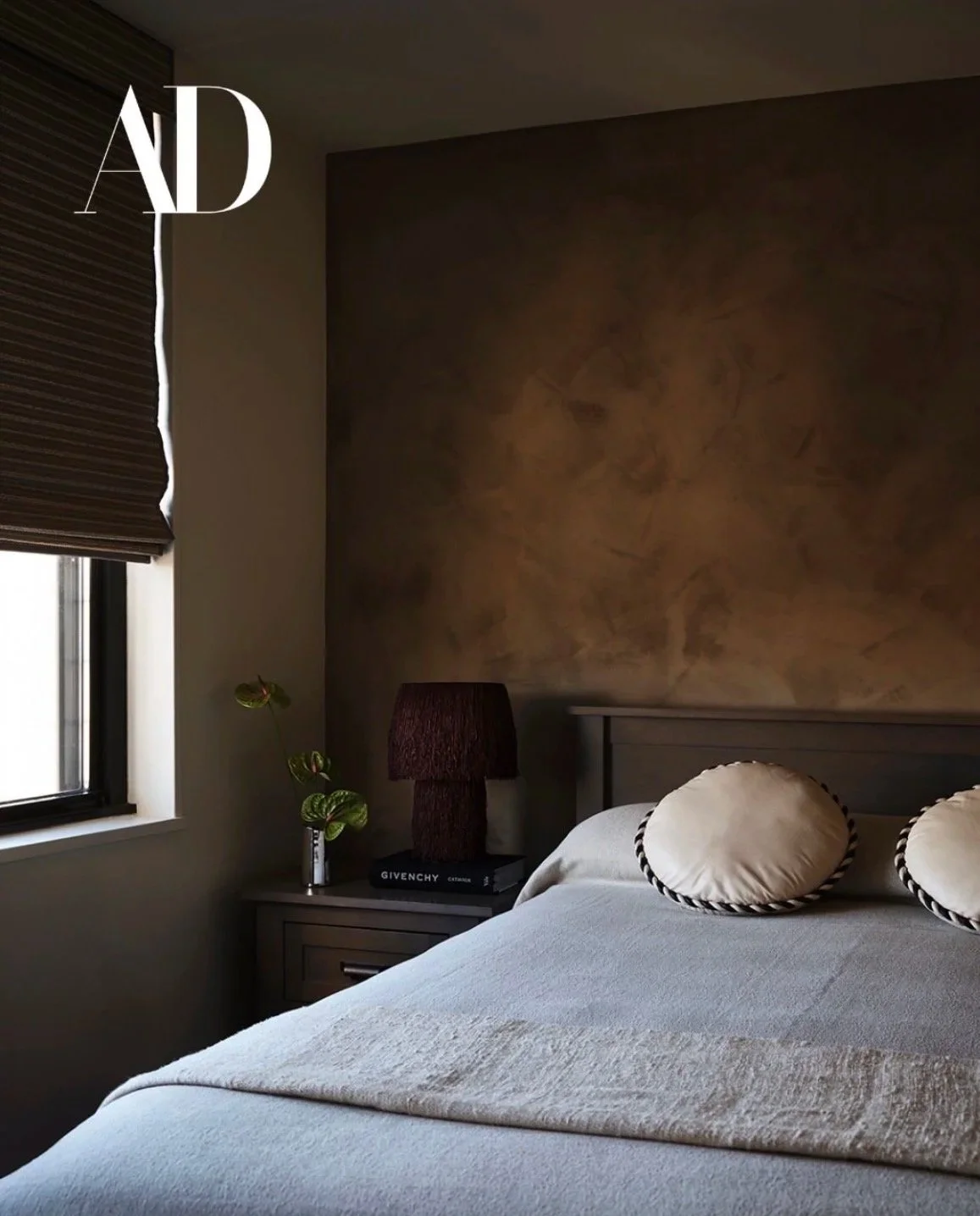 Gramercy Park project by Vanessa Katzen, featured in Architectural Digest Polska Interiors, with the Bordeaux Noir Fringe Spill Table Lamp by Amber Renee Hansen.