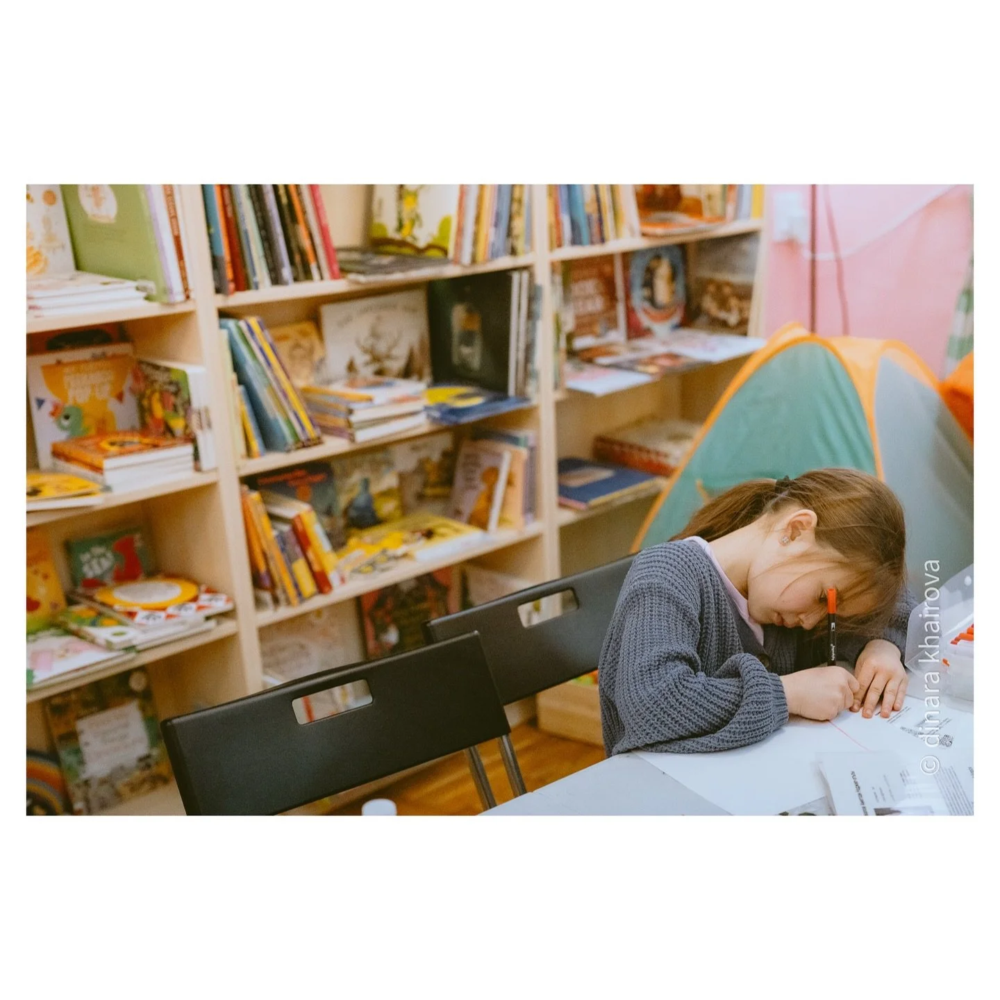 A meeting dedicated to writing letters to Ukrainians imprisoned in russia, organized by @irina_livadnaya and @vorozheevat at the @whiterabbitsbooks book store.
Personally, I think that this initiative is very important not only because with our lette