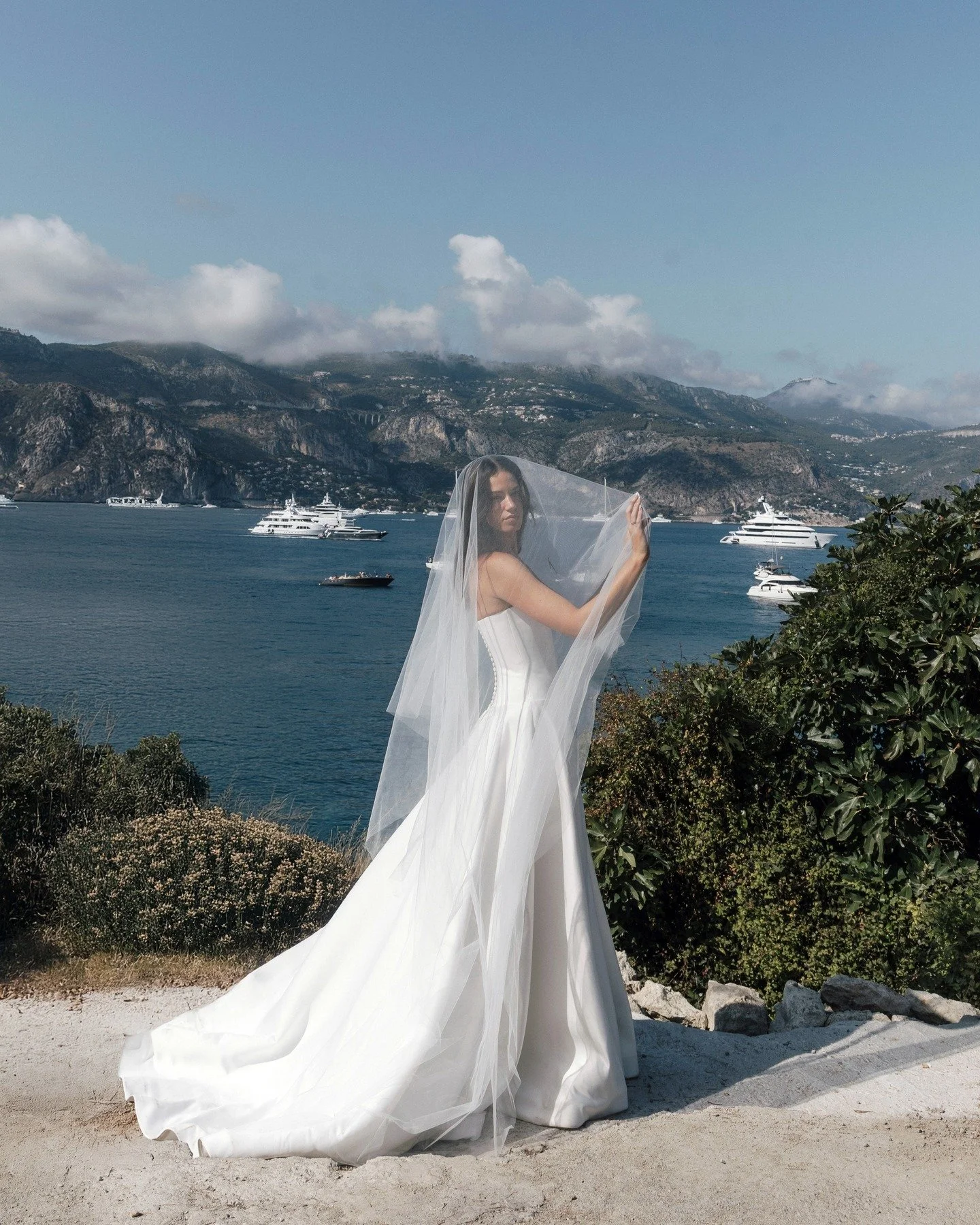 Sophie

Planner &amp; stylist @aimeebarton_
Photographer @biancavirtueweddings
Videographer @chapters.films
Content @theaisle___
Venue @fscapferrat
Gown @kyhabride
Shoes @jimmychoo
Florist @roni_floral_design