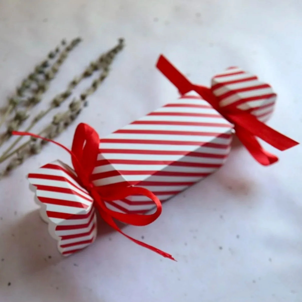 Christmas Crystal Cracker containing four surprise crystals