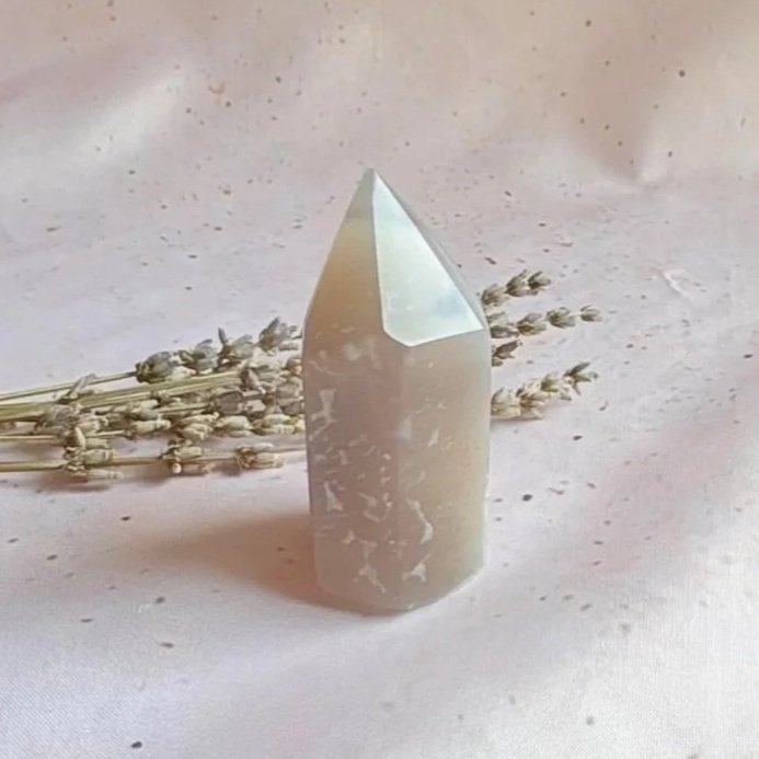 Agate Geode crystal tower showing natural patterns and sparkling crystals