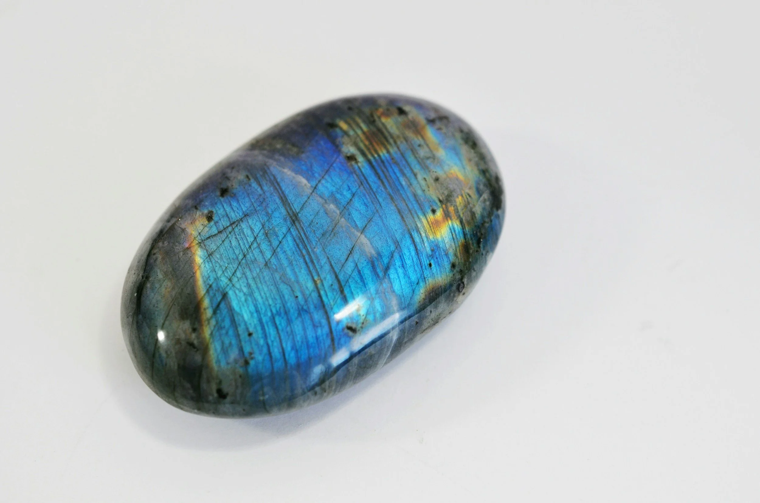 Labradorite Crystal: Meaning, Benefits, Uses &amp; Mesmerising Flash
