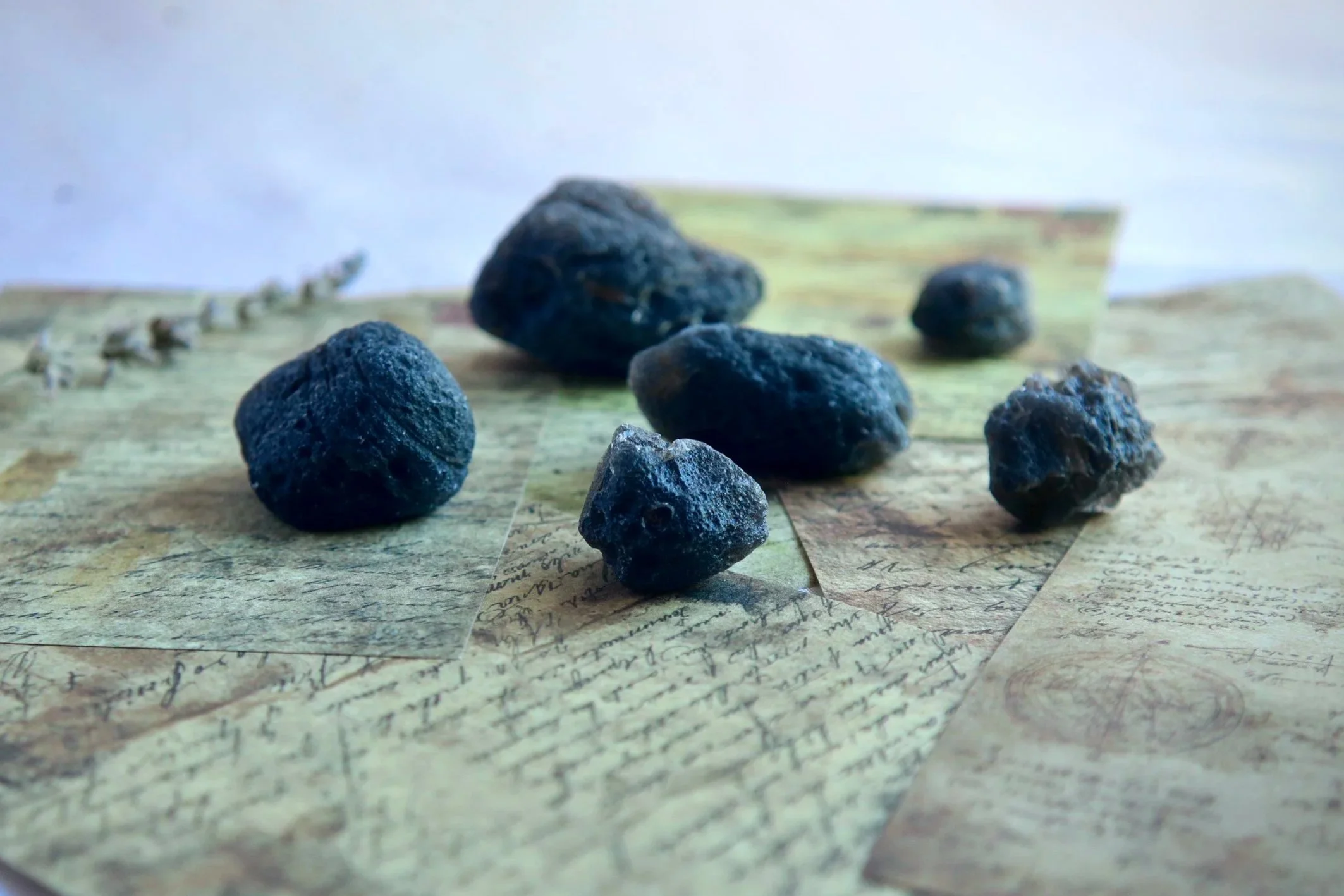 Agni Manitite (Cintamani Stone): Meaning, Formation, Uses &amp; Crystal Guide
