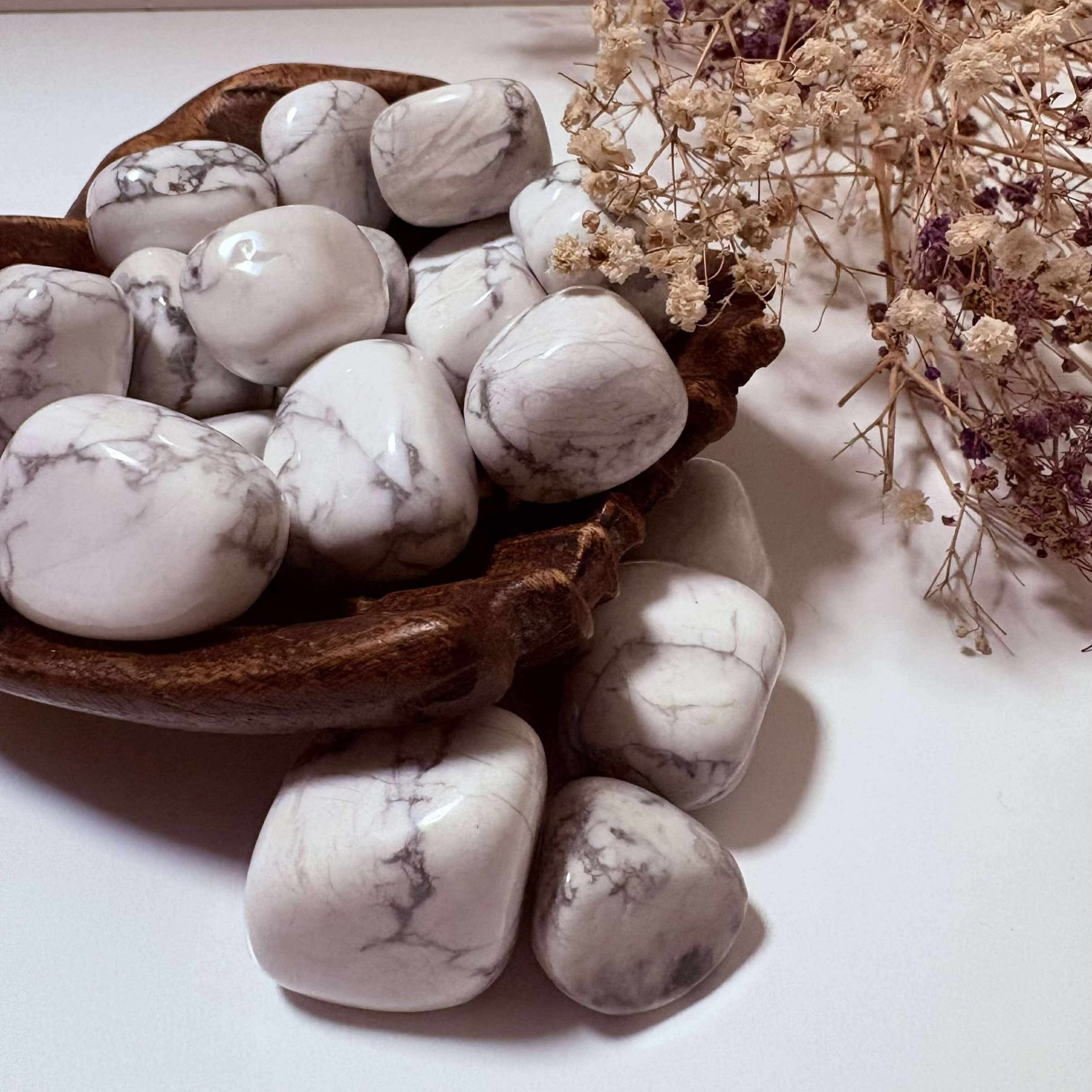 White and grey veined Howlite stone, perfect for meditation and calming vibes