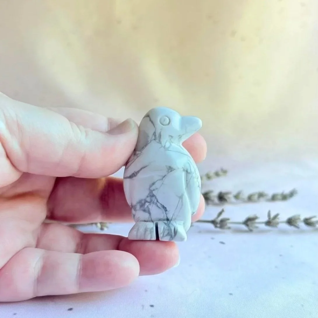 Carved Howlite penguin with natural white colouring and grey veining