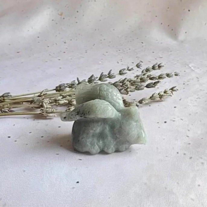 Labradorite winged cat carving measuring approximately 4cm long