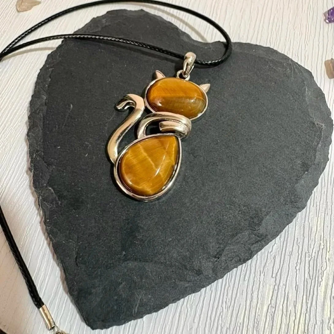 Tigers Eye cat pendant close up showing banding