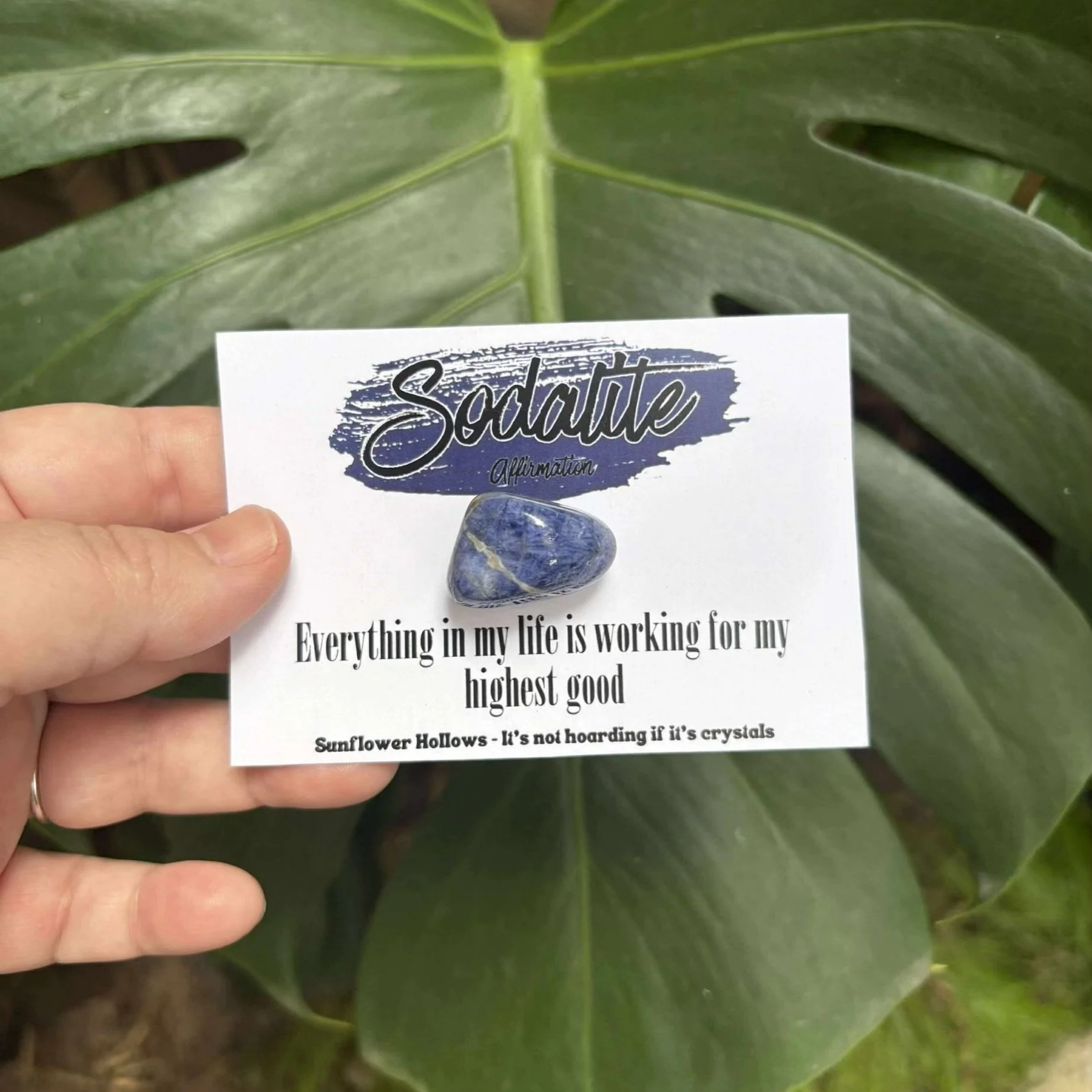 Sodalite crystal with affirmation card reading “Everything in my life is working for my highest good”
