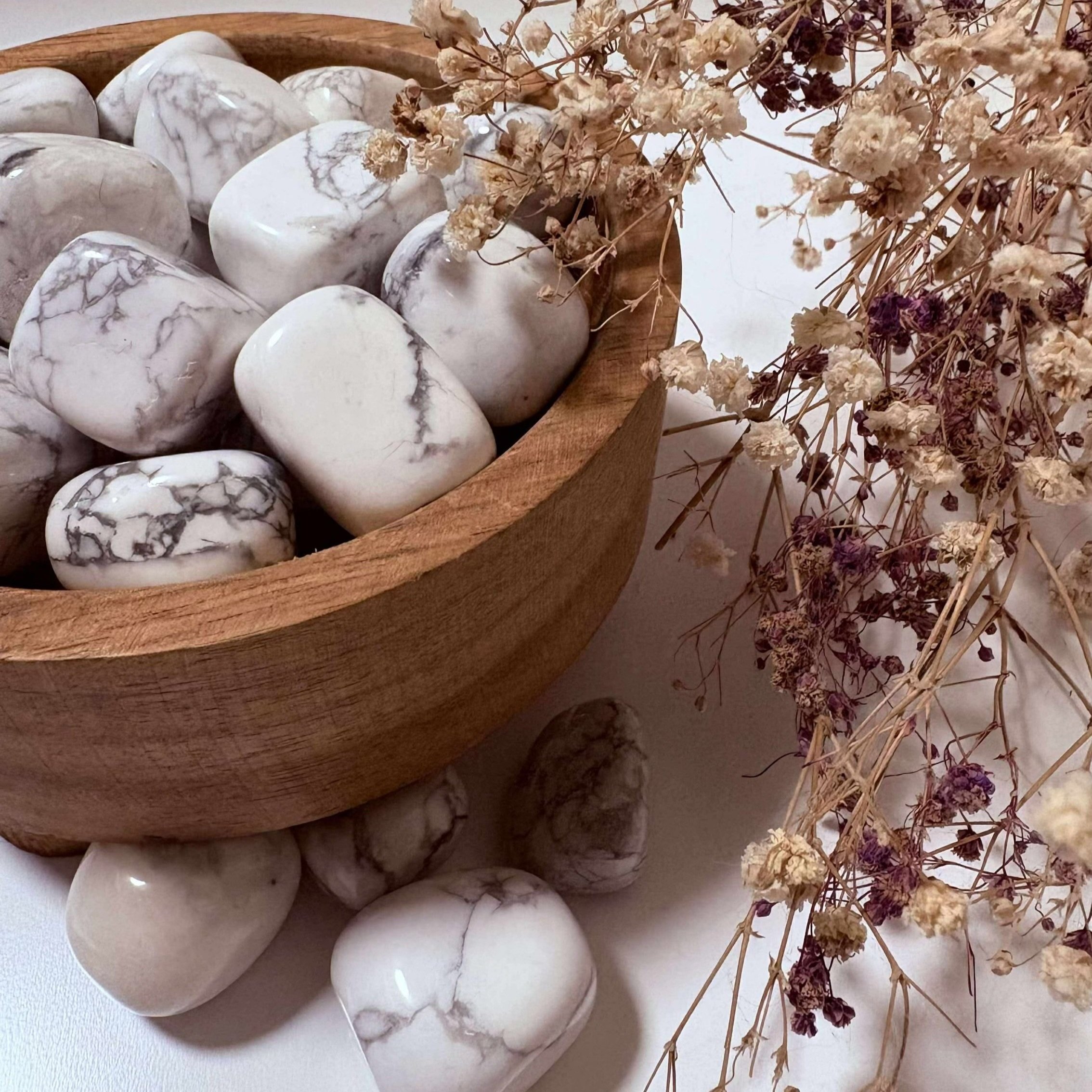 White and grey veined Howlite stone, perfect for meditation and calming vibes