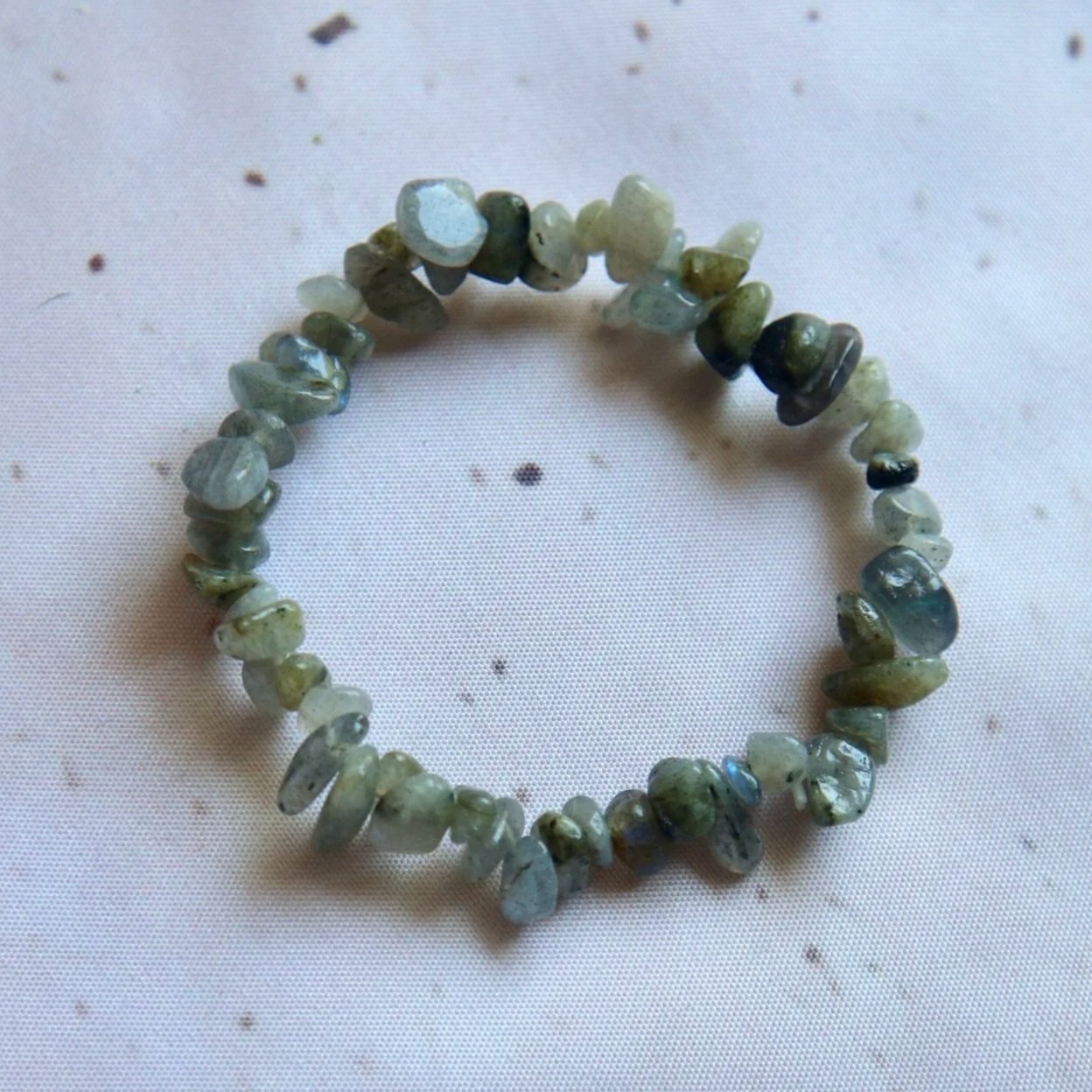 Labradorite chip bracelet featuring polished grey feldspar beads.