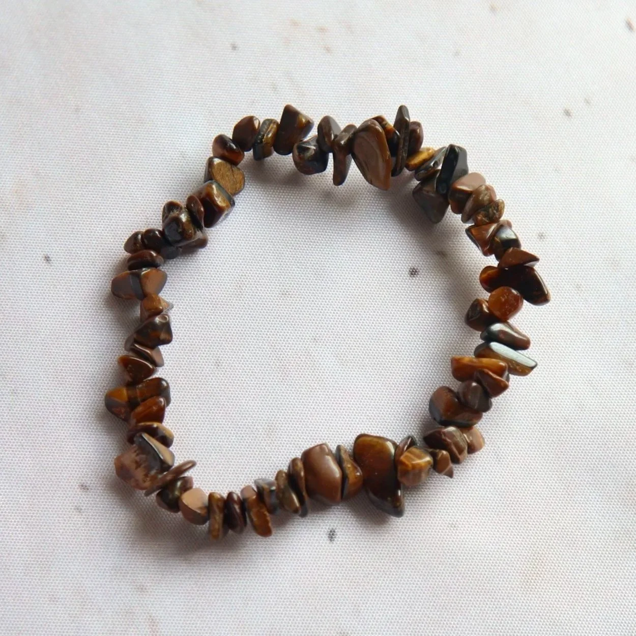 Tiger’s Eye chip bead bracelet featuring natural golden-brown and deep brown tones