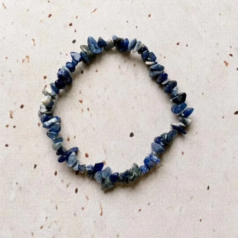 Stretch Sodalite crystal chip bracelet showcasing natural blue and white patterns