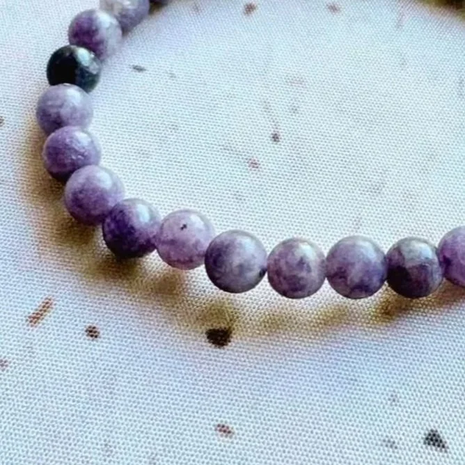 Stretch Lepidolite crystal bracelet displaying soft purple tones and natural mica shimmer
