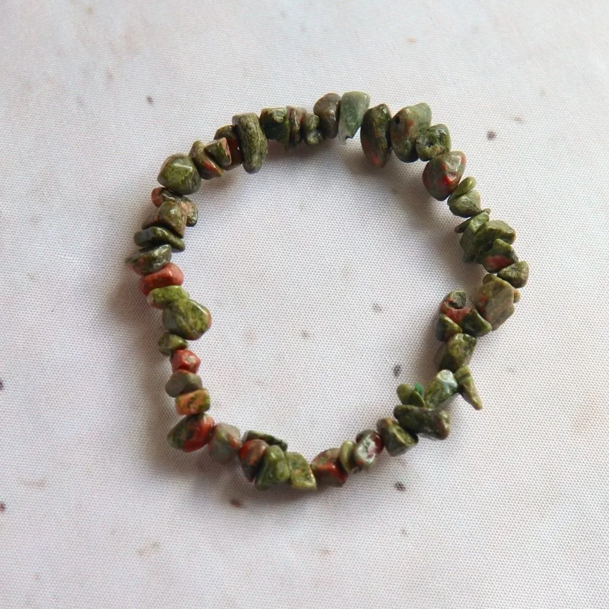 Unakite chip bead bracelet with natural green and pink mineral colouring