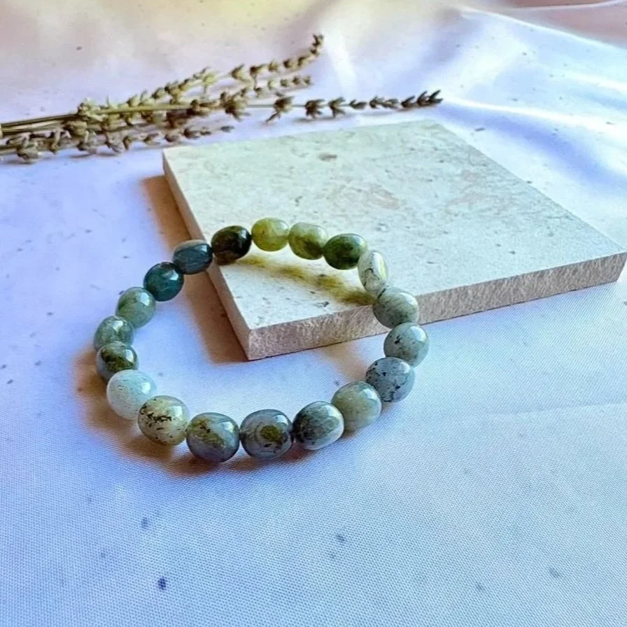 Polished Labradorite stretch bracelet with natural tumble-shaped crystal beads