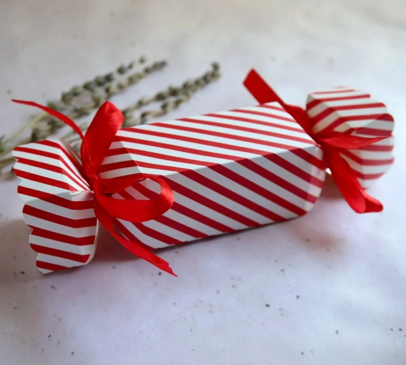 Festive Christmas cracker with four intuitively selected surprise crystals
