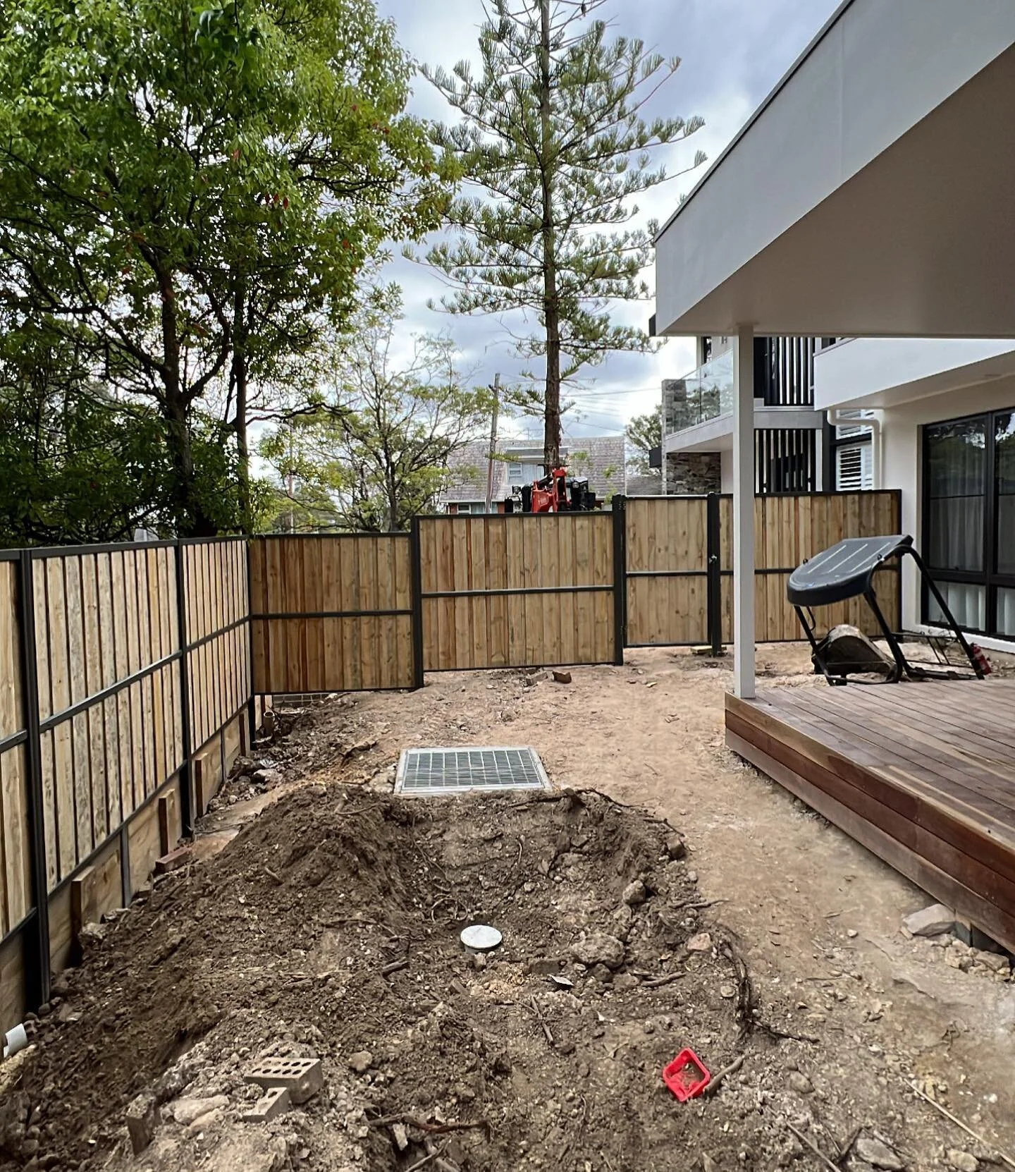 Another one done for @braybuilding. Project out in Lanecove, we used Timber lapped fencing with a Steel frame. Ready for landscaping.