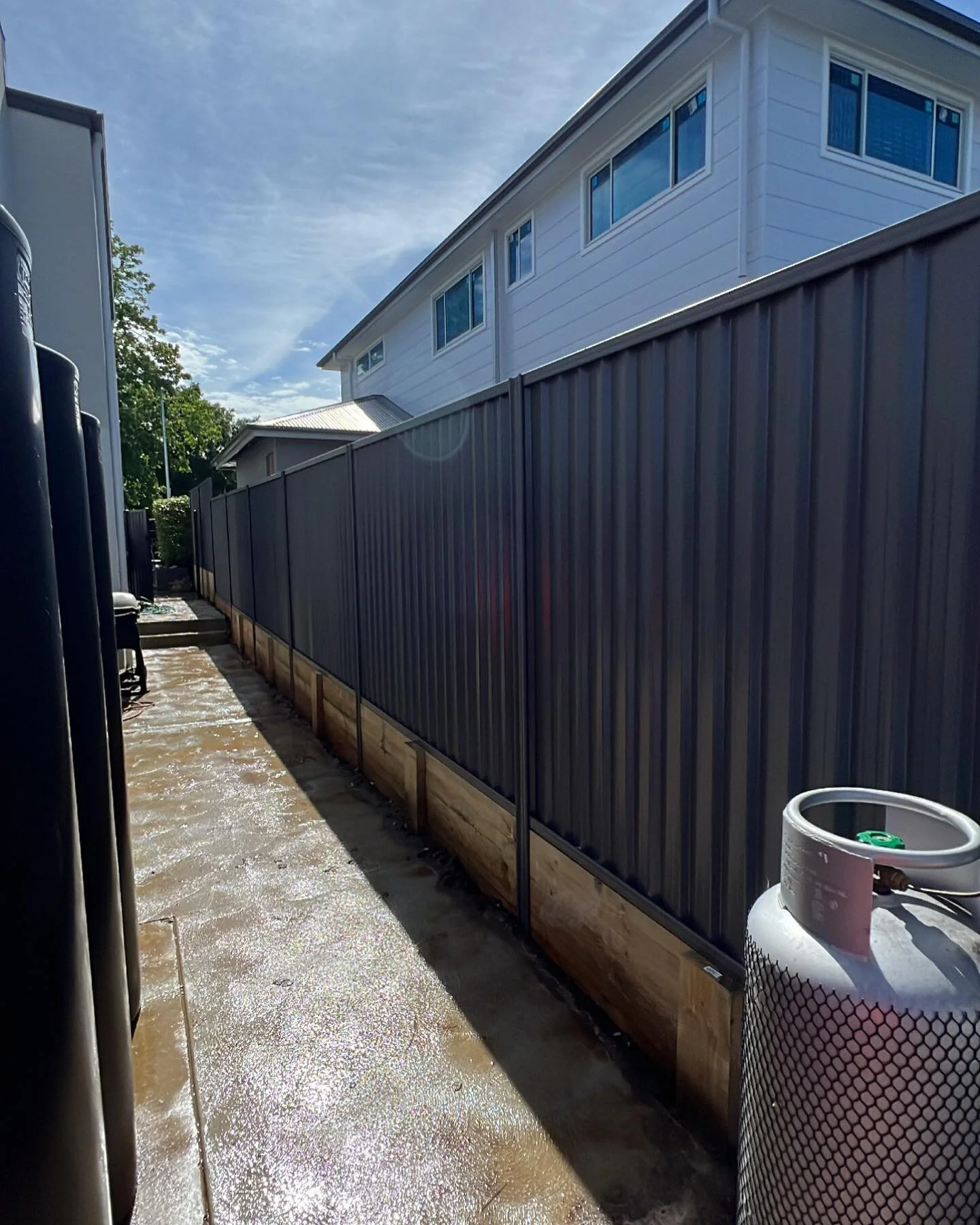 Big couple of days to get this one over the line for @braybuilding. Demolished old fence &amp; screening, Replaced it with a new 1.8M high colourbond fence in basalt &amp; small timber retaining wall

#colourbondsteel #colourbondfence #fencing