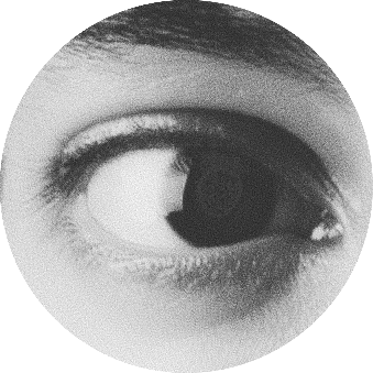 Un œil humain en gros plan, en noir et blanc.