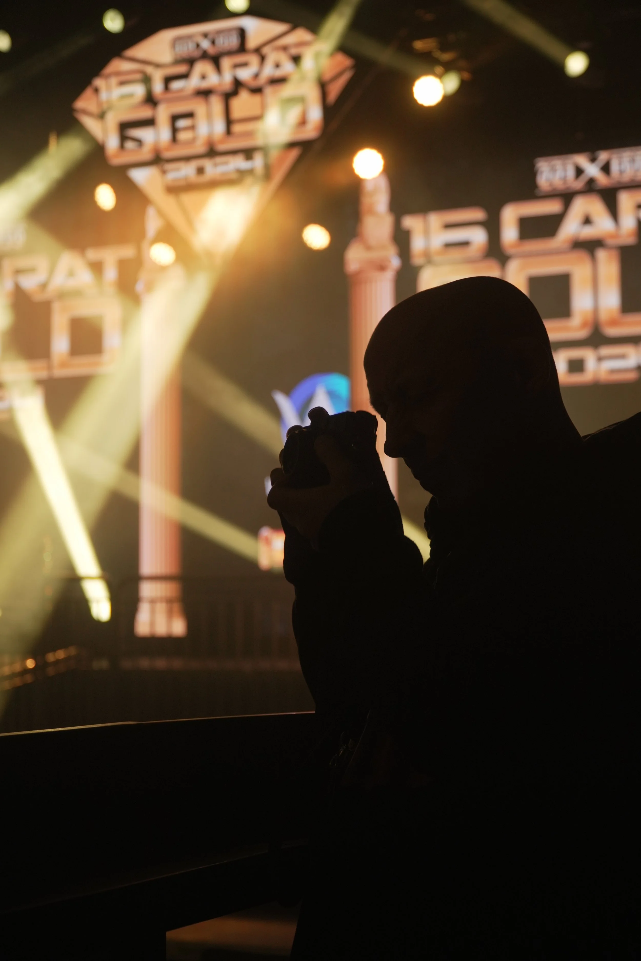 Silhouette von einem Fotografen bei einem Wrestlingevent