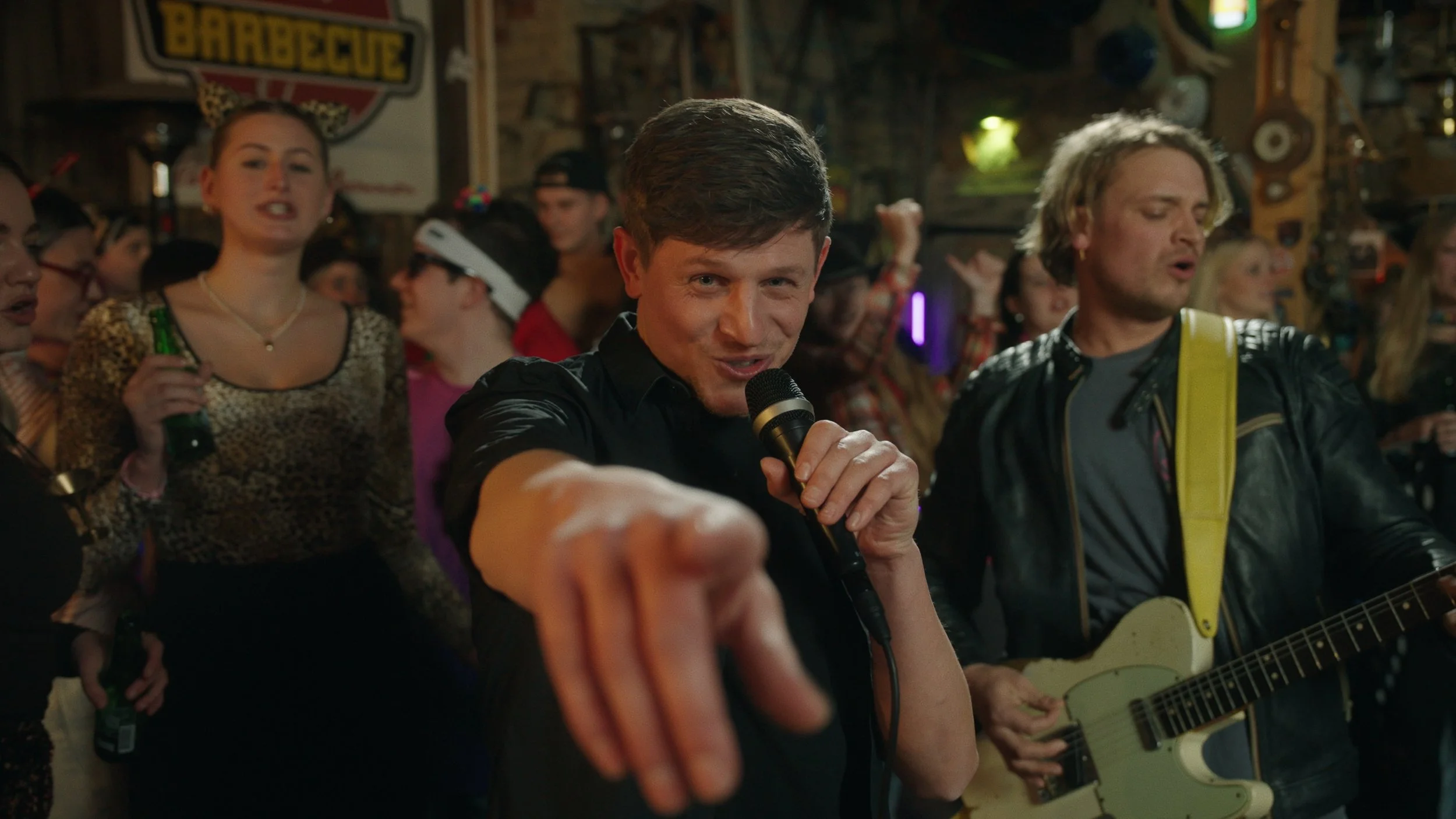 Sänger zeigt mit dem Finger in die Kamera