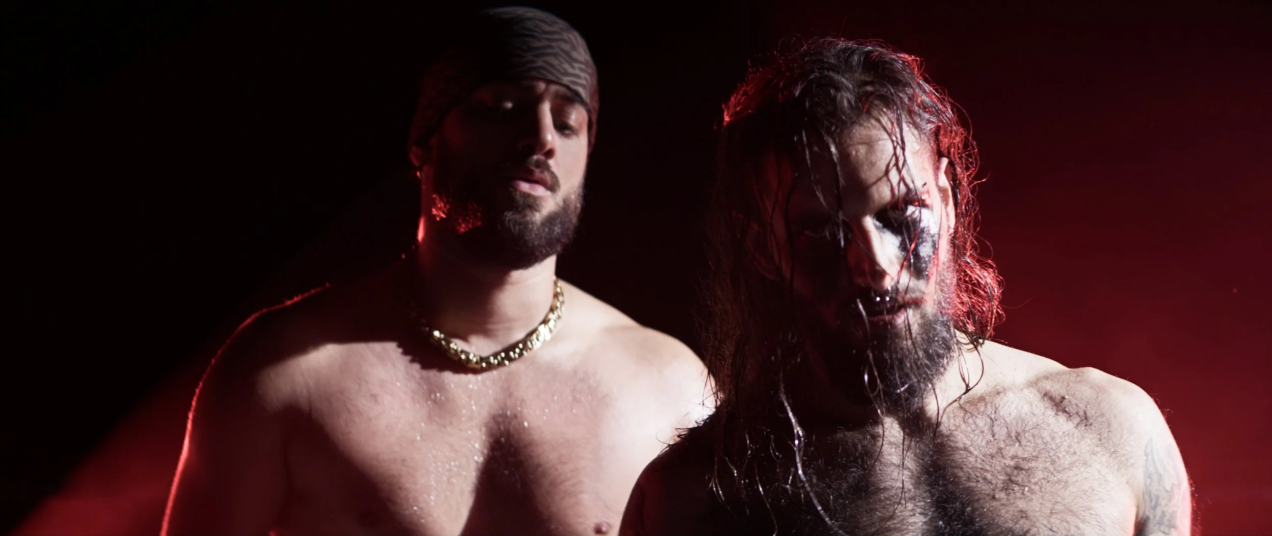 Pretty Bastards stehen vor rotemm Hintergrund - BASTARDS. - Dokumentarserie - 4Reel Filmproduktion