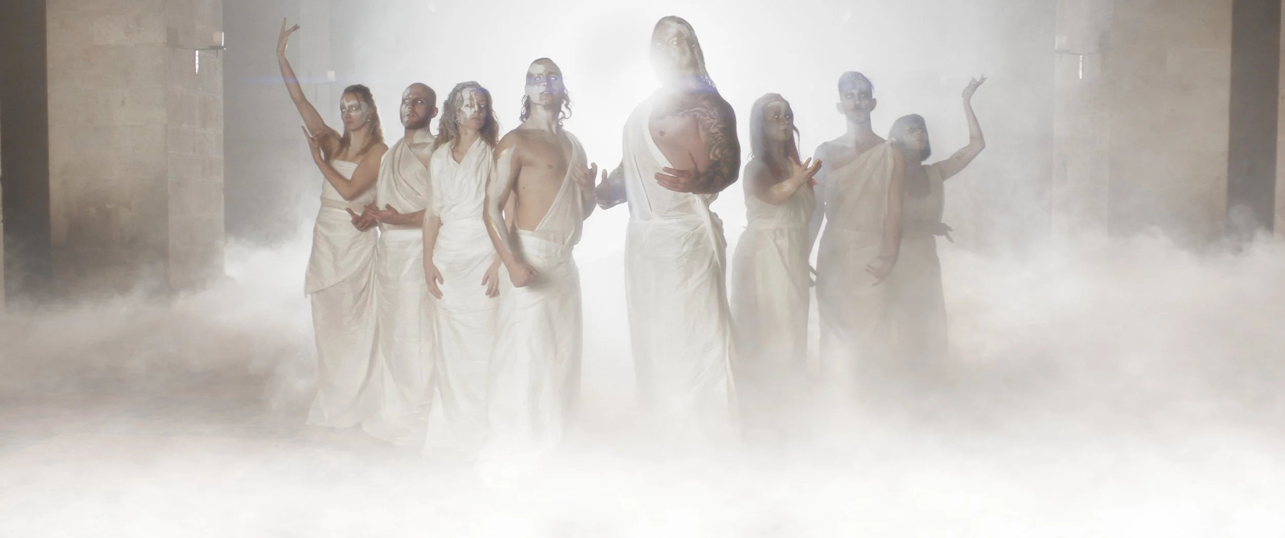 Die Band All For Metal posiert als Marmor Statuen vor einem weißen Hintergrunde