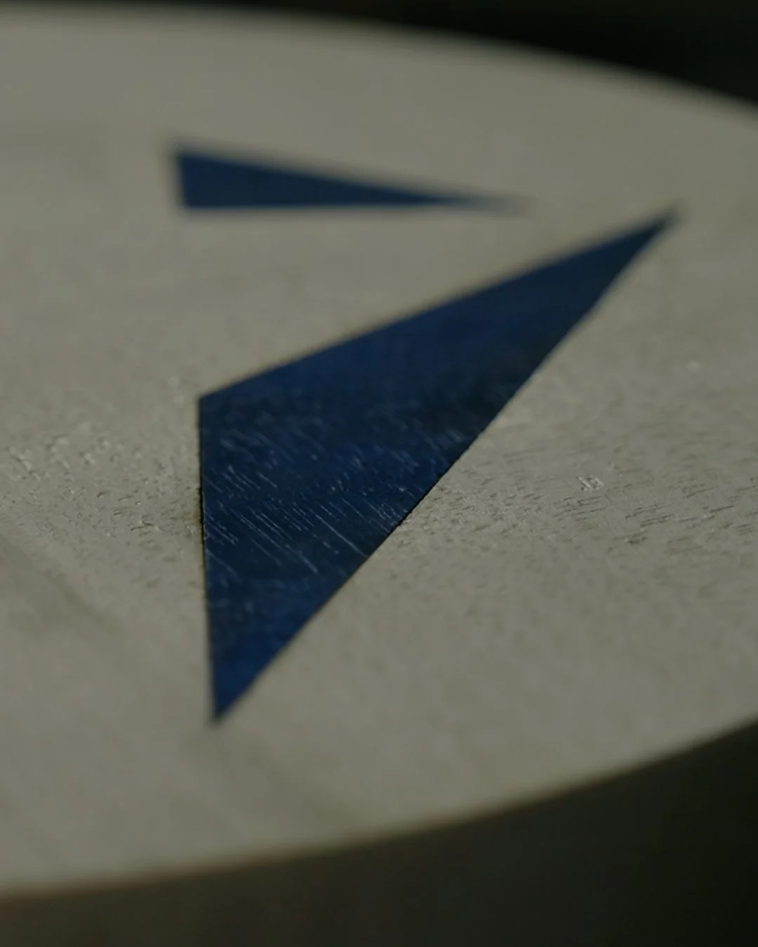 Blaues Detail im Holz, Social Media Doku