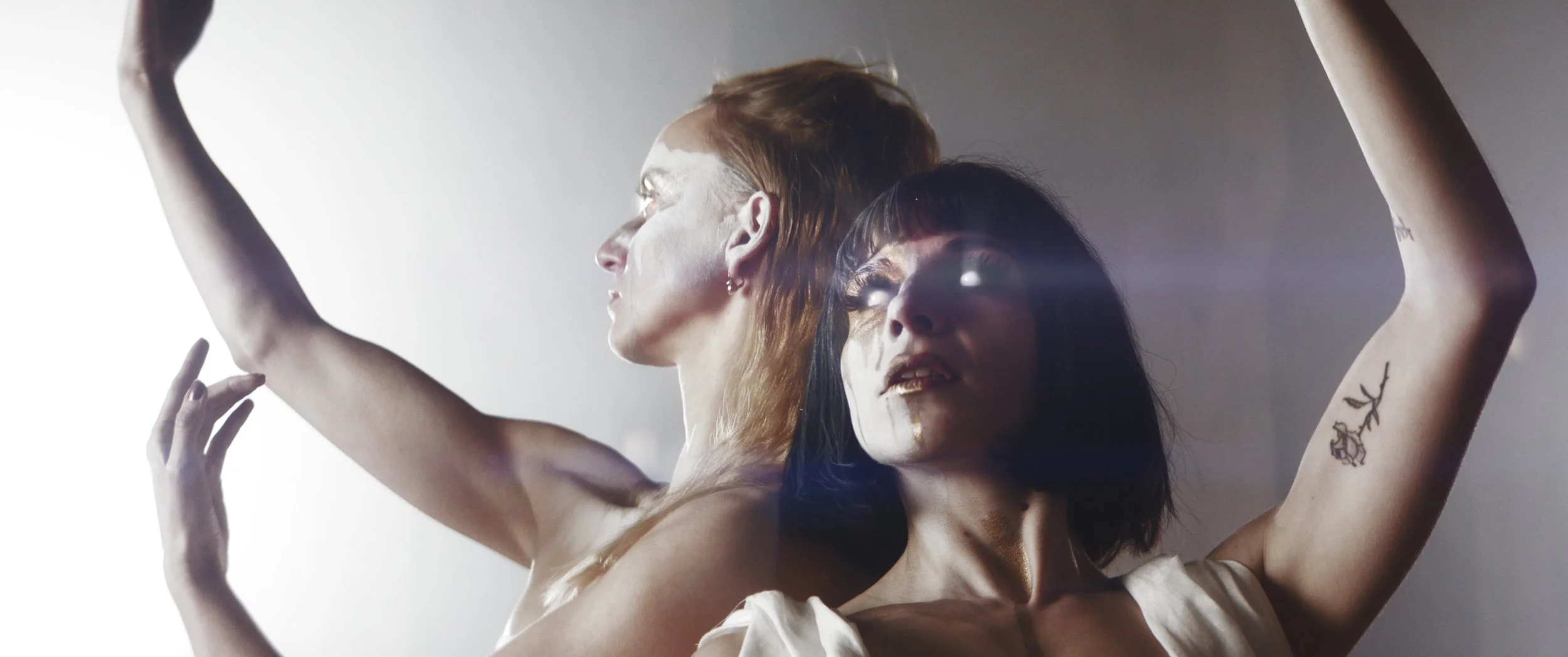 zwei Frauen posieren als Marmor statuen