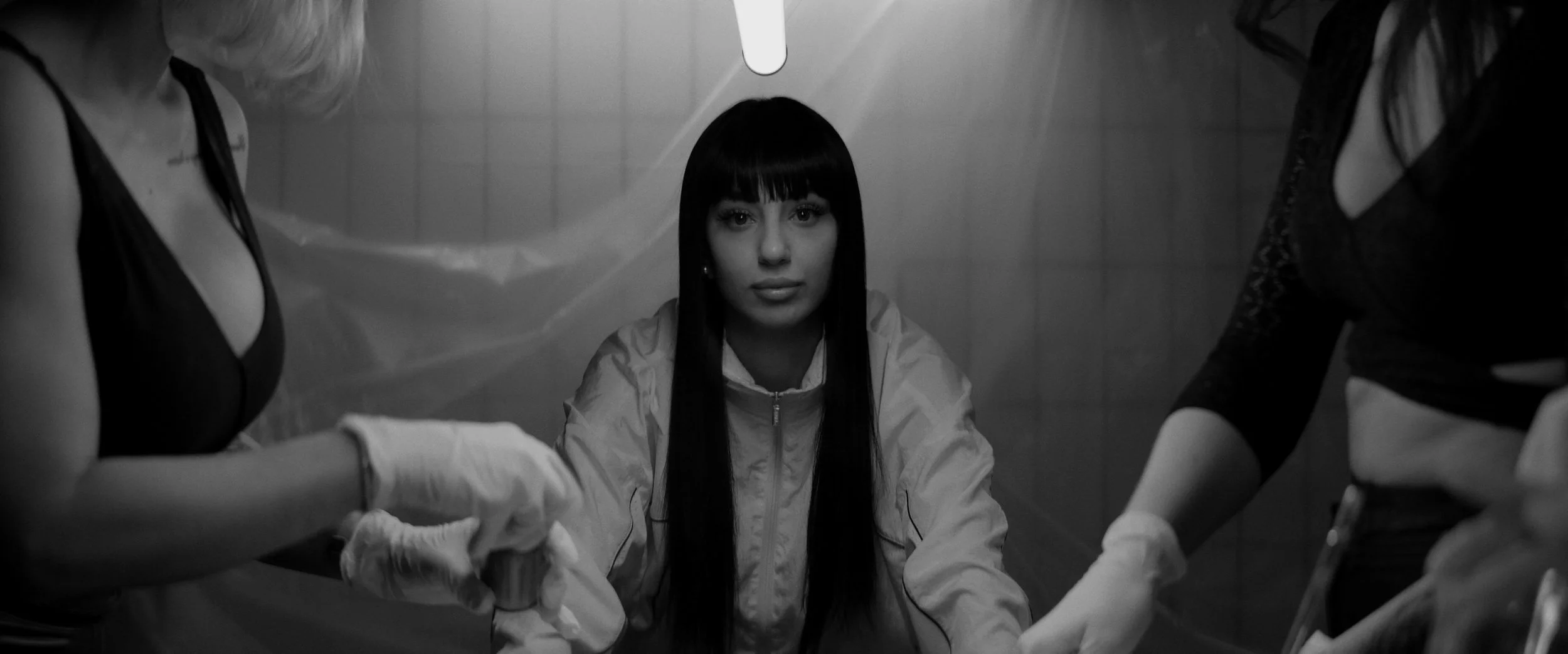 Rapperin Liz in einem Labor mit hübschen Frauen