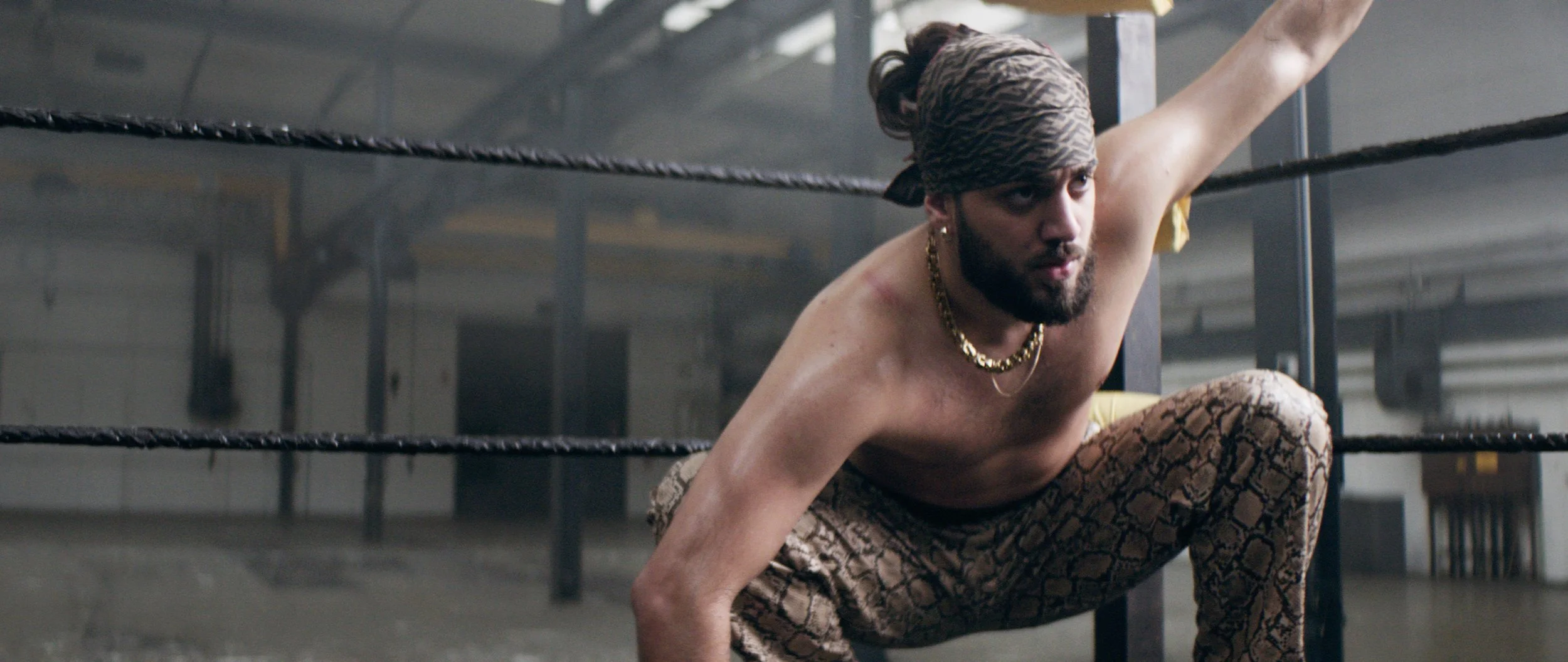 Wrestler Ahura kniet im Ring - BASTARDS. - Dokumentarserie - 4Reel Filmproduktion