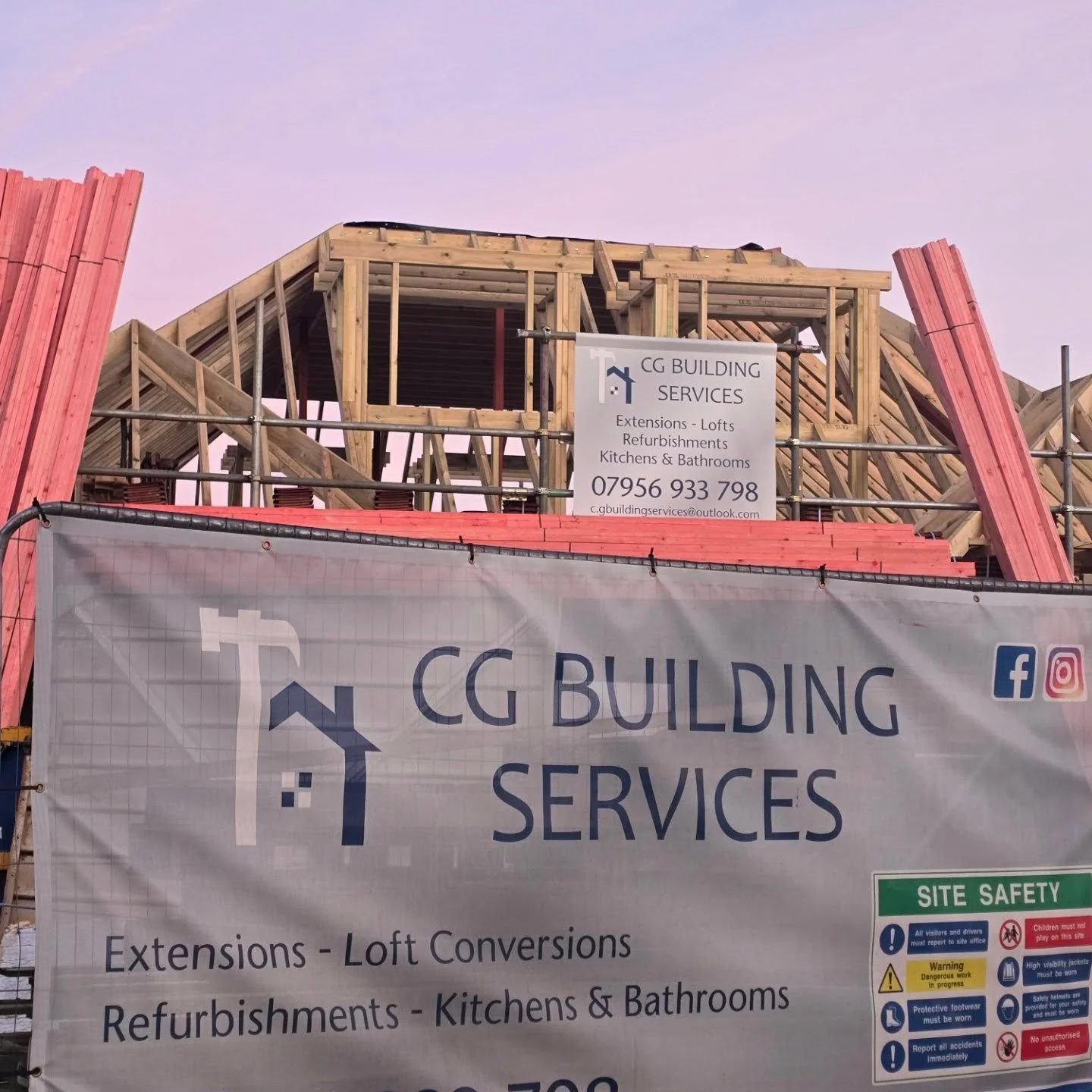 🏠 NEW BUILD UPDATE 🏠

Our project in Sunbury is ready for the team to get watertight in the new year. With 12x electric Velux windows to fit on the pitched part of the roof and an electric Velux dome on the flat part. 

It's been testing the past c