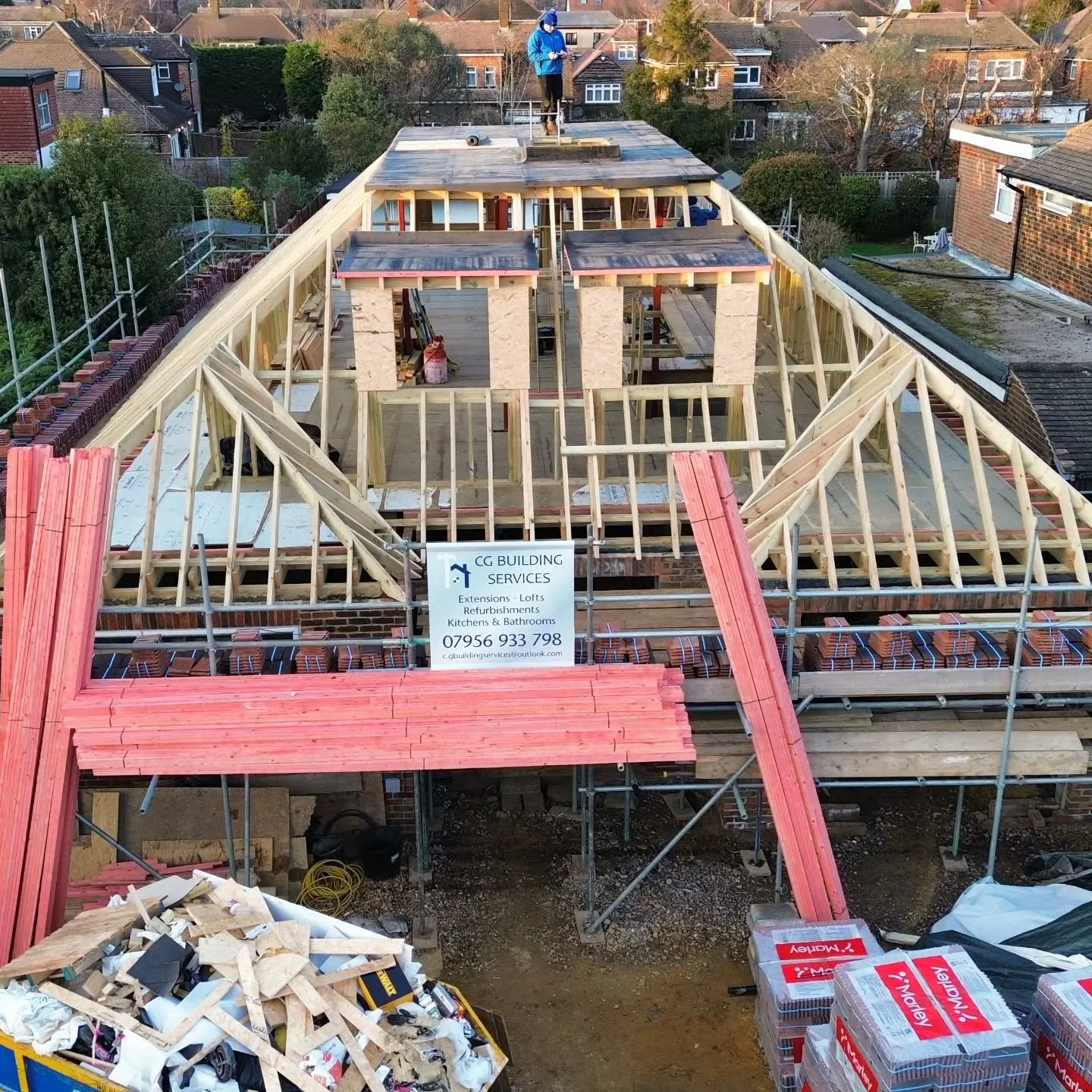 🏠 UPDATE 👷&zwj;♂️

Our project in Sunbury is finally coming to life after battling the English weather the past 2 month's. How much 🌧 have we had 😬

It was a long but good January for me and the team! 💪

With the scaffold finally down, you can s