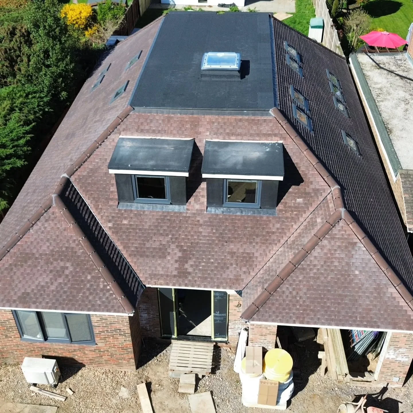 Hi Instagramers 👋

It's been a busy start to the year for the team. We are currently back on our build in Sunbury on Thames. Now the first fix plumbing, electrics and air conditioning have finished, it's our turn to close this job up and get it to t