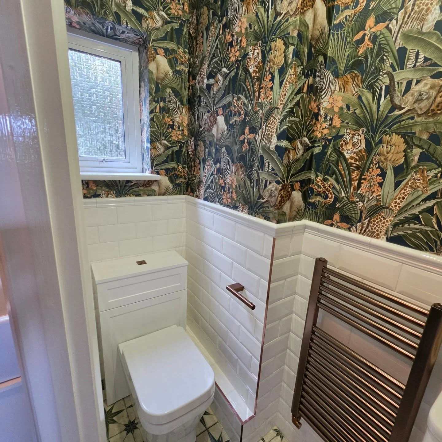 Happy Friday instagramers 👷&zwj;♂️👷&zwj;♀️🔨

Downstairs toilet with some funky wallpaper. 😎

The team have recently finished this toilet refurbishment for one of our repeat client's. 

@dg_sparks installing and new light and extractor fan.

@rjbt
